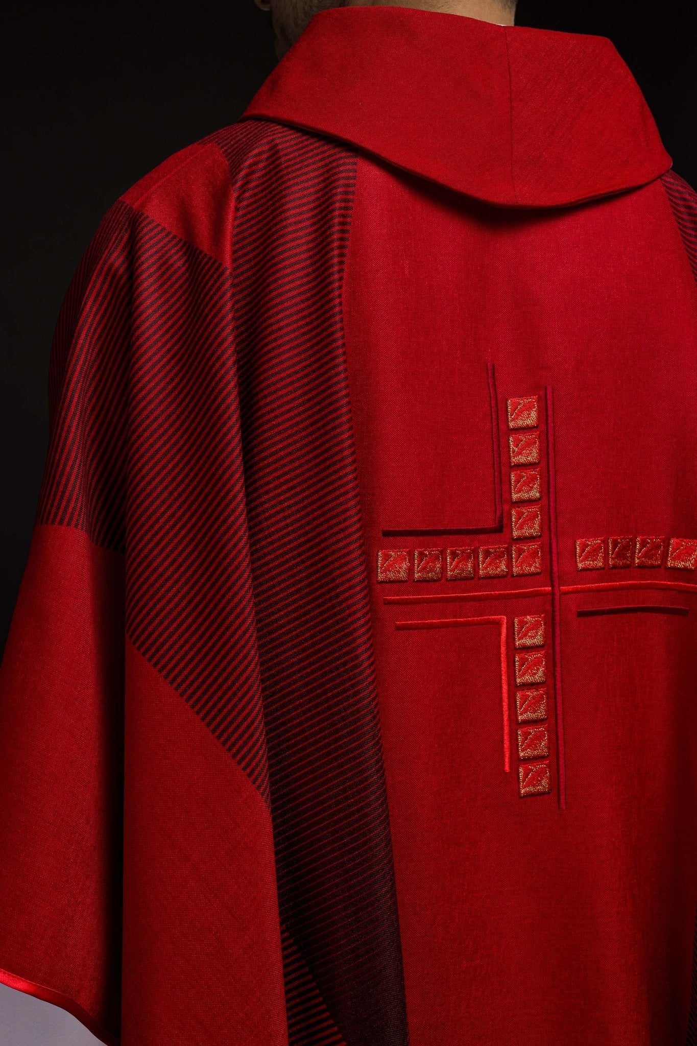 Chasuble rouge avec croix HA7036 - 02 CZERWONY - CHASUBLES.FR