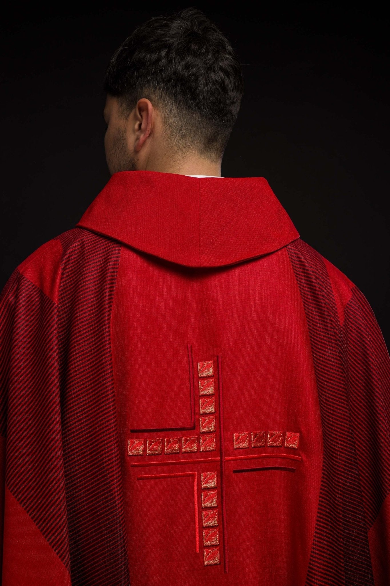 Chasuble rouge avec croix HA7036 - 02 CZERWONY - CHASUBLES.FR