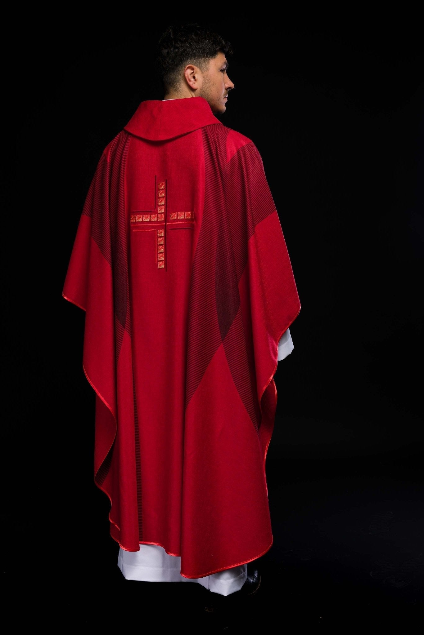 Chasuble rouge avec croix HA7036 - 02 CZERWONY - CHASUBLES.FR