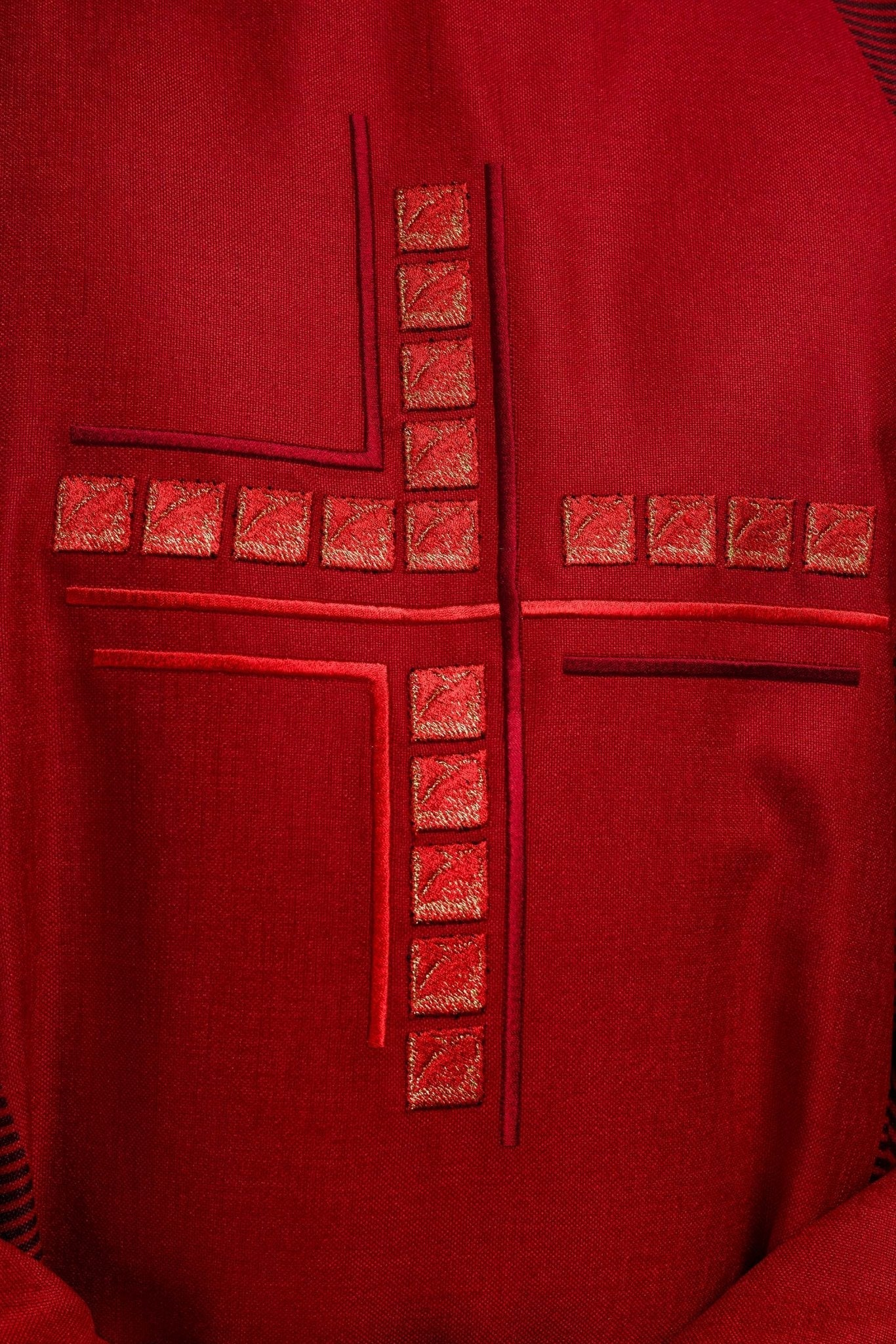 Chasuble rouge avec croix HA7036 - 02 CZERWONY - CHASUBLES.FR