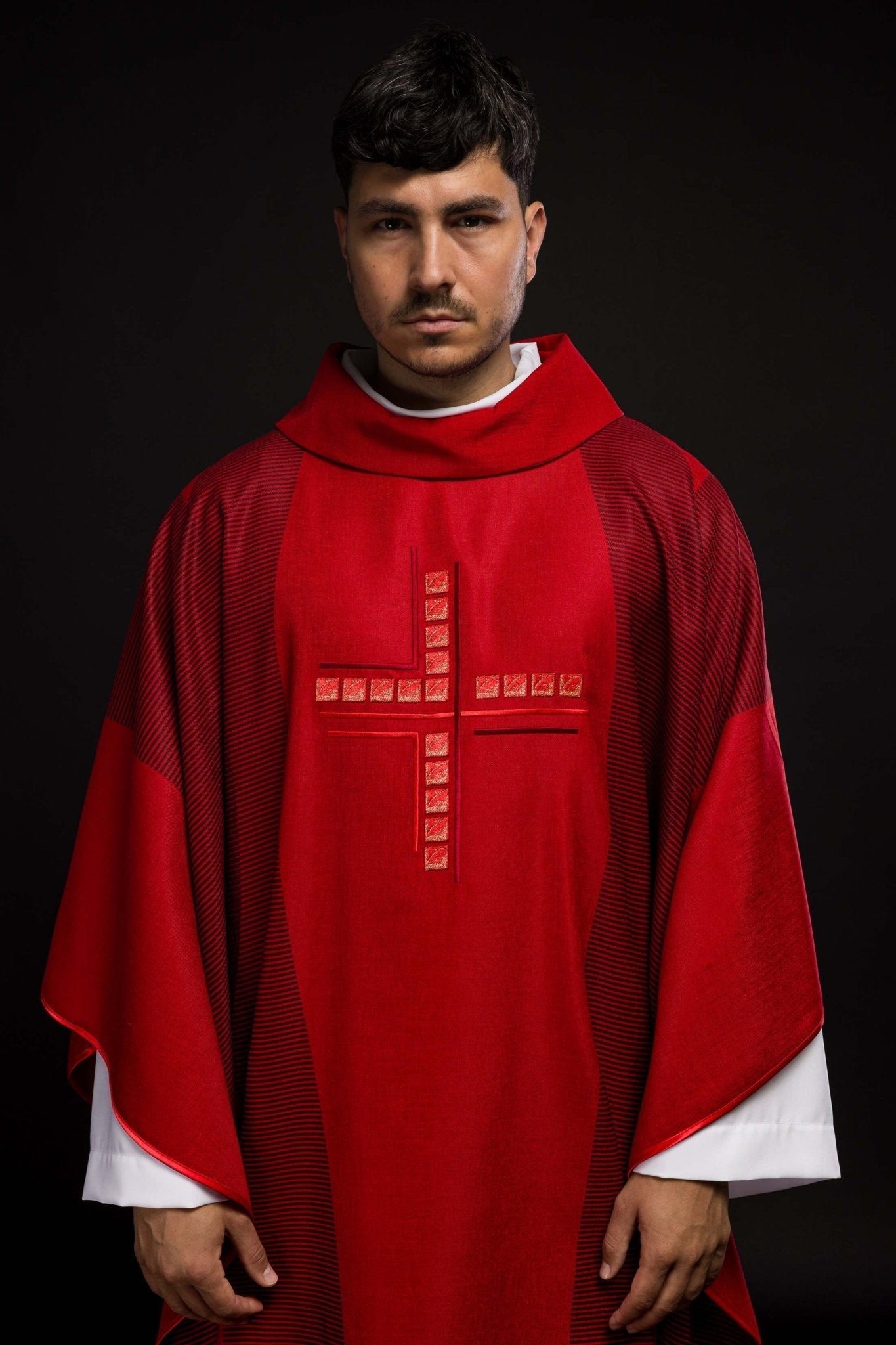 Chasuble rouge avec croix HA7036 - 02 CZERWONY - CHASUBLES.FR