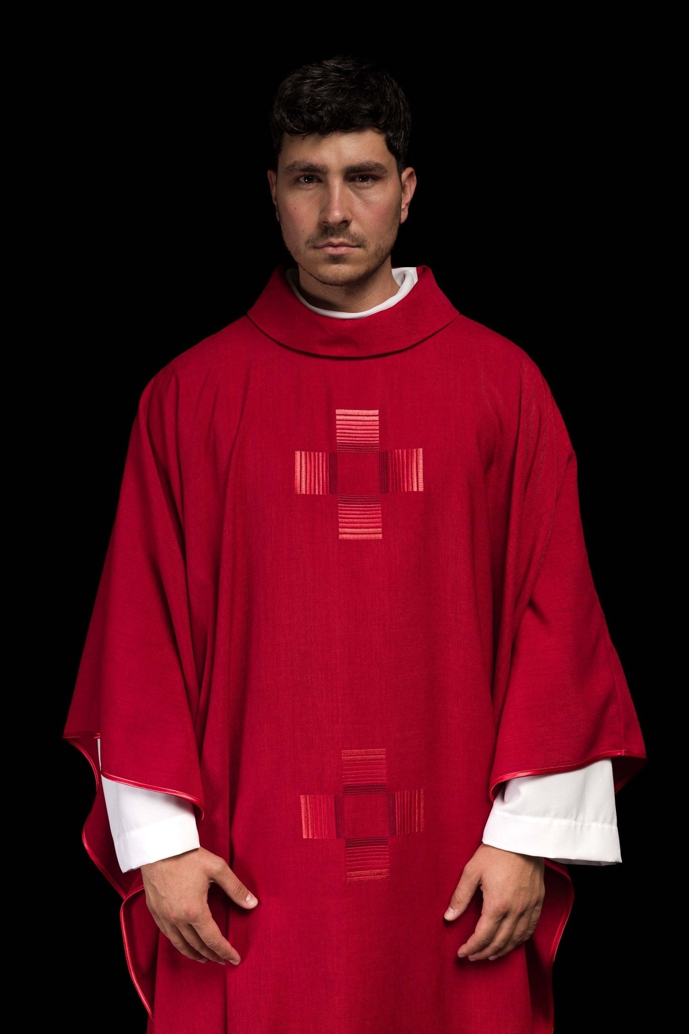 Chasuble rouge avec croix brodées HA7033-02 CZERWONY - CHASUBLES.FR