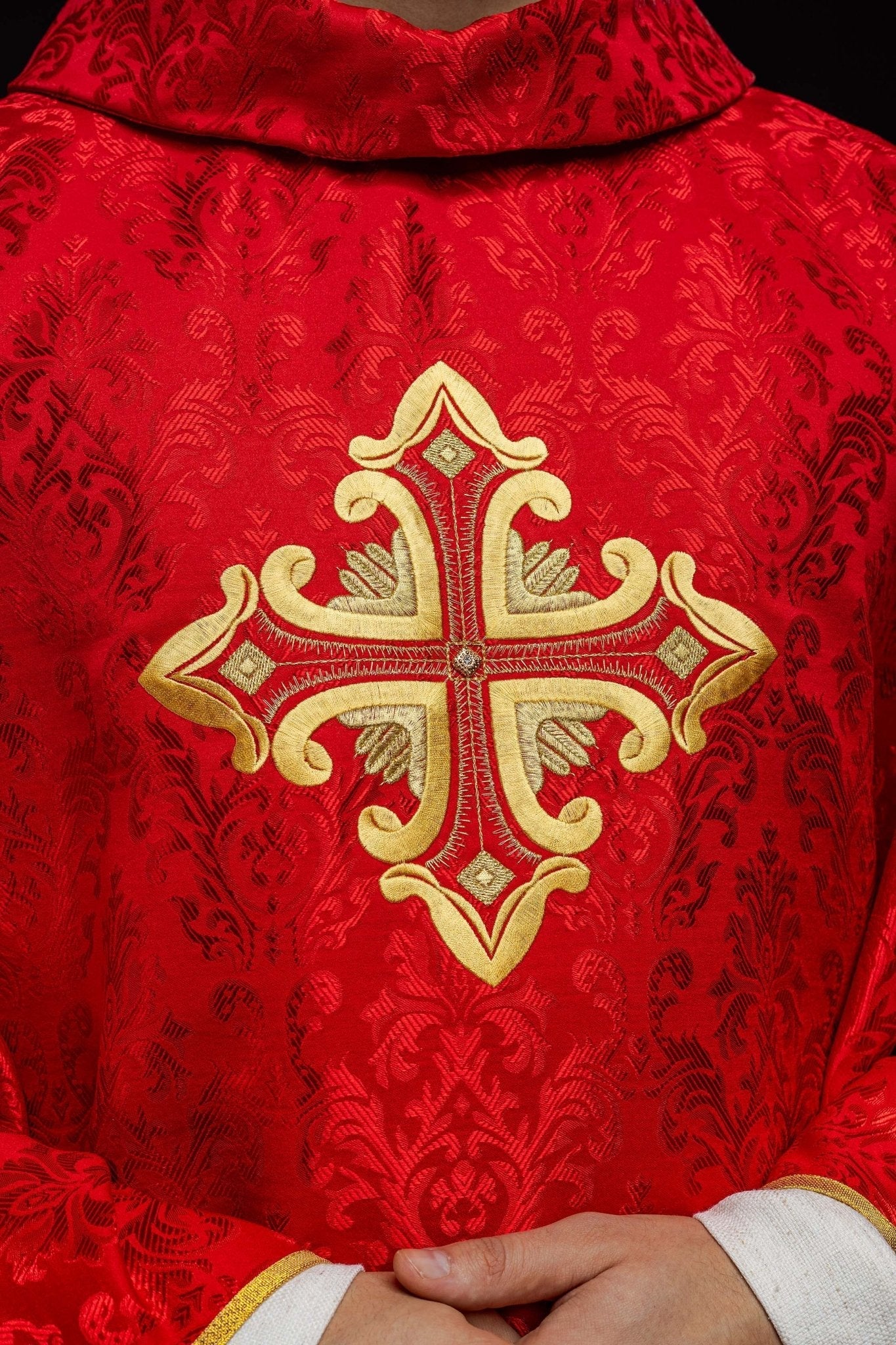 Chasuble rouge avec croix cousue dans un tissu à motifs HIT/197007/02/67 CZERWONY - CHASUBLES.FR