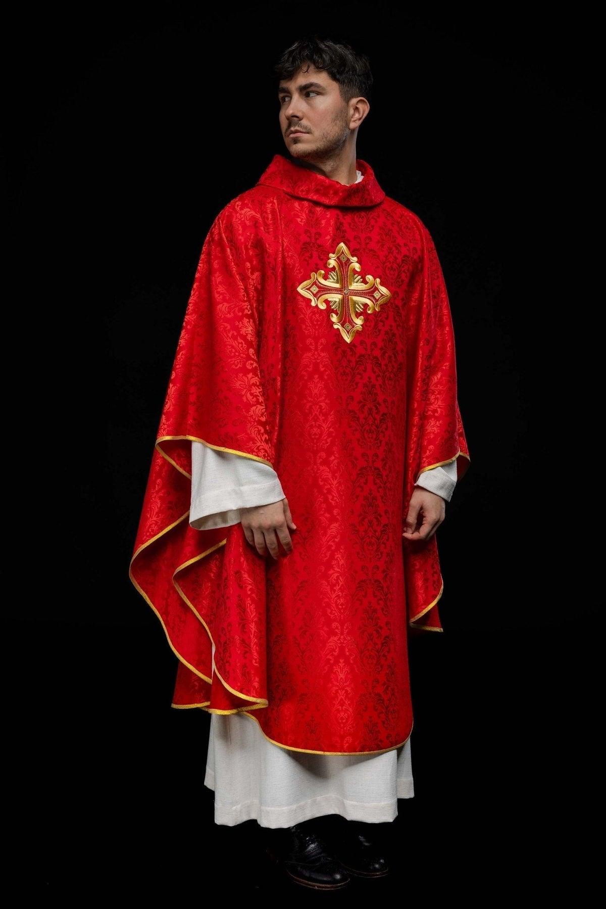 Chasuble rouge avec croix cousue dans un tissu à motifs HIT/197007/02/67 CZERWONY - CHASUBLES.FR