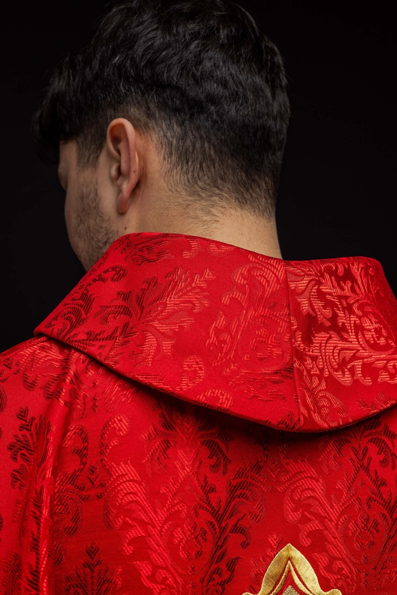 Chasuble rouge avec croix cousue dans un tissu à motifs HIT/197007/02/67 CZERWONY - CHASUBLES.FR