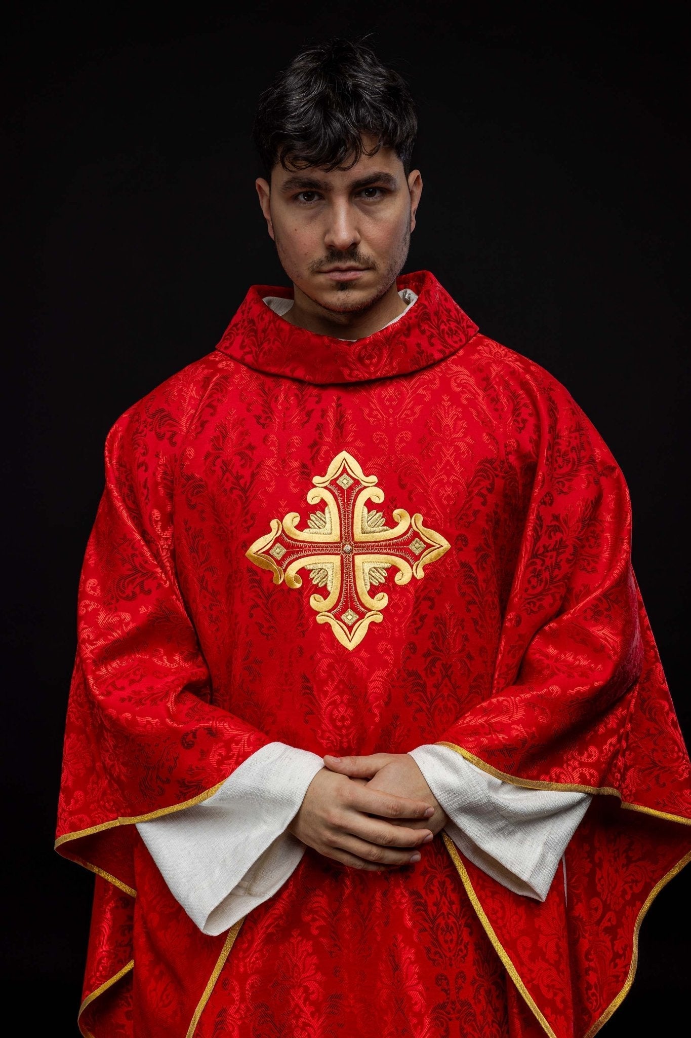 Chasuble rouge avec croix cousue dans un tissu à motifs HIT/197007/02/67 CZERWONY - CHASUBLES.FR