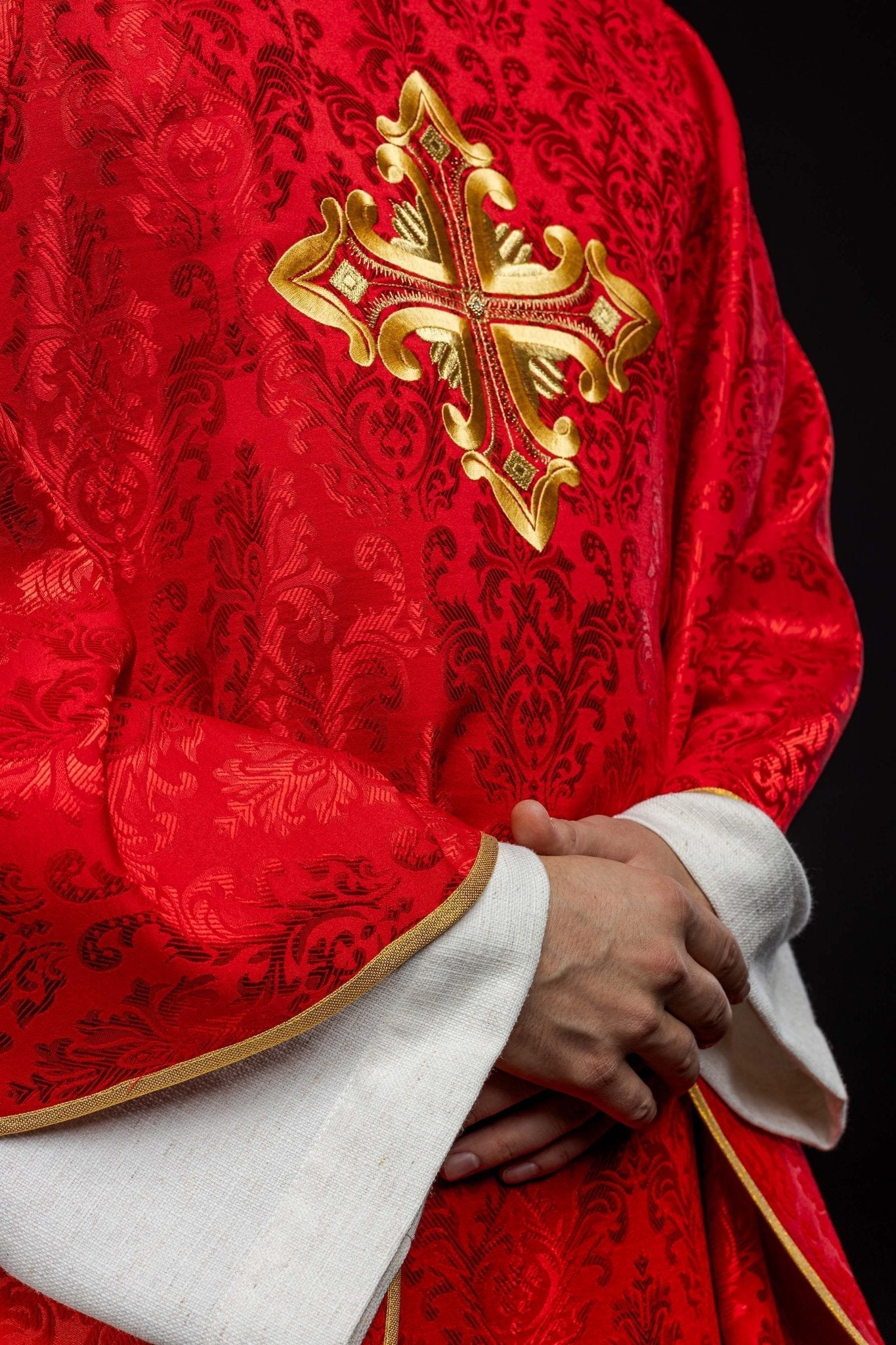 Chasuble rouge avec croix cousue dans un tissu à motifs HIT/197007/02/67 CZERWONY - CHASUBLES.FR