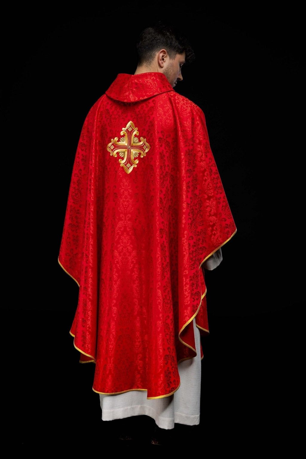 Chasuble rouge avec croix cousue dans un tissu à motifs HIT/197007/02/67 CZERWONY - CHASUBLES.FR