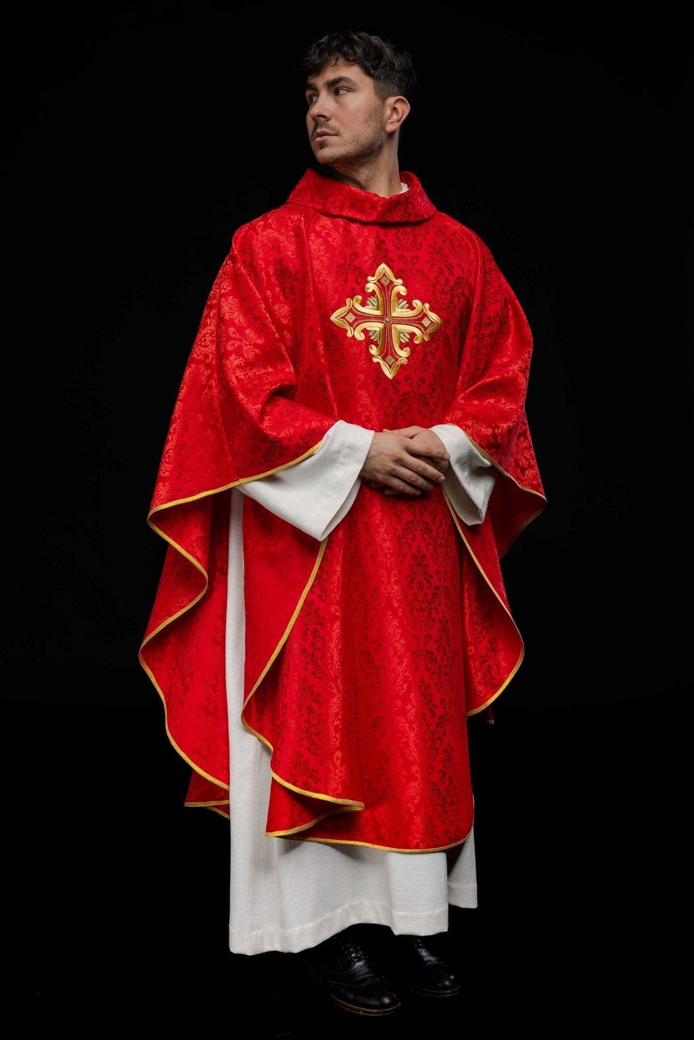 Chasuble rouge avec croix cousue dans un tissu à motifs HIT/197007/02/67 CZERWONY - CHASUBLES.FR