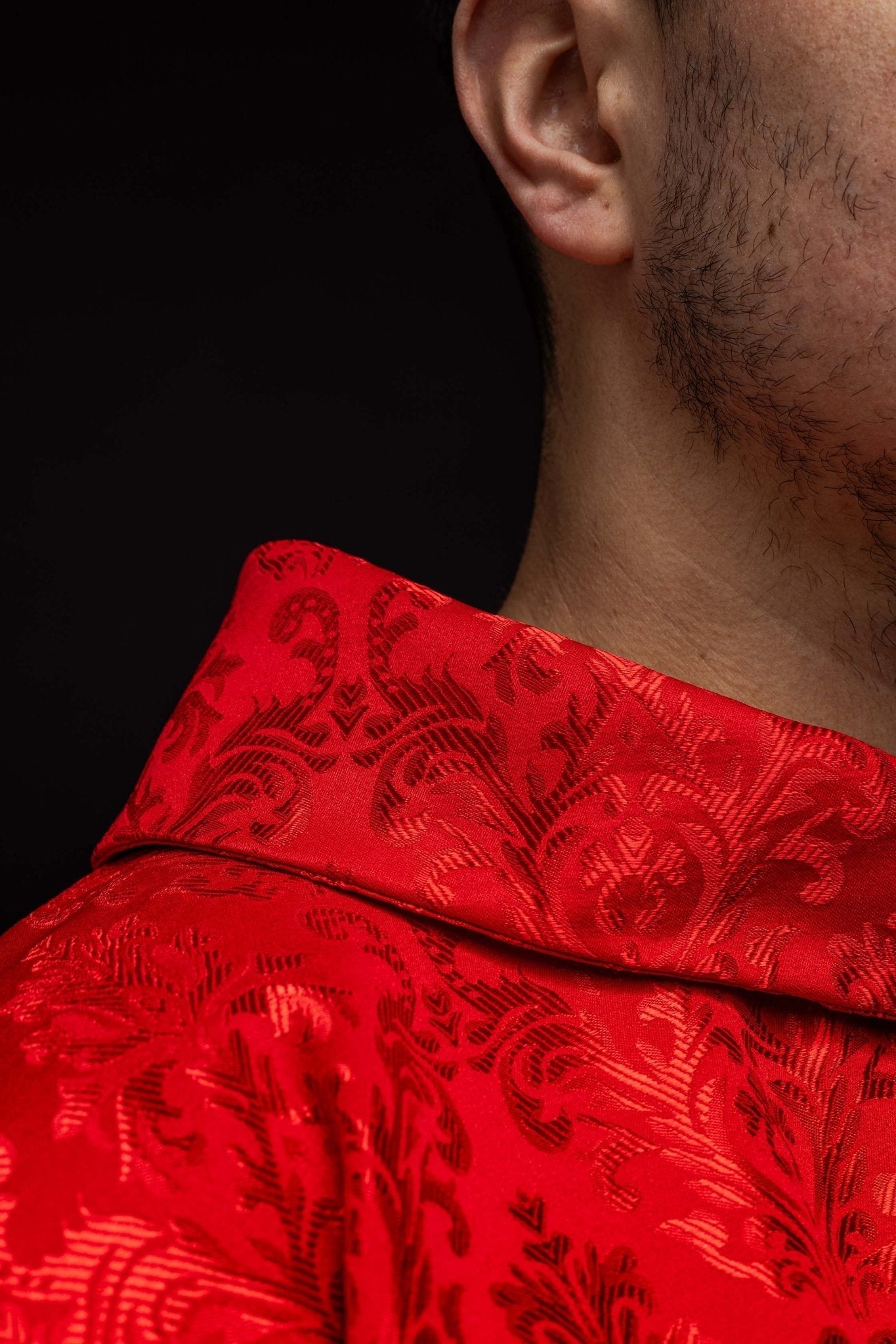 Chasuble rouge avec croix cousue dans un tissu à motifs HIT/197007/02/67 CZERWONY - CHASUBLES.FR