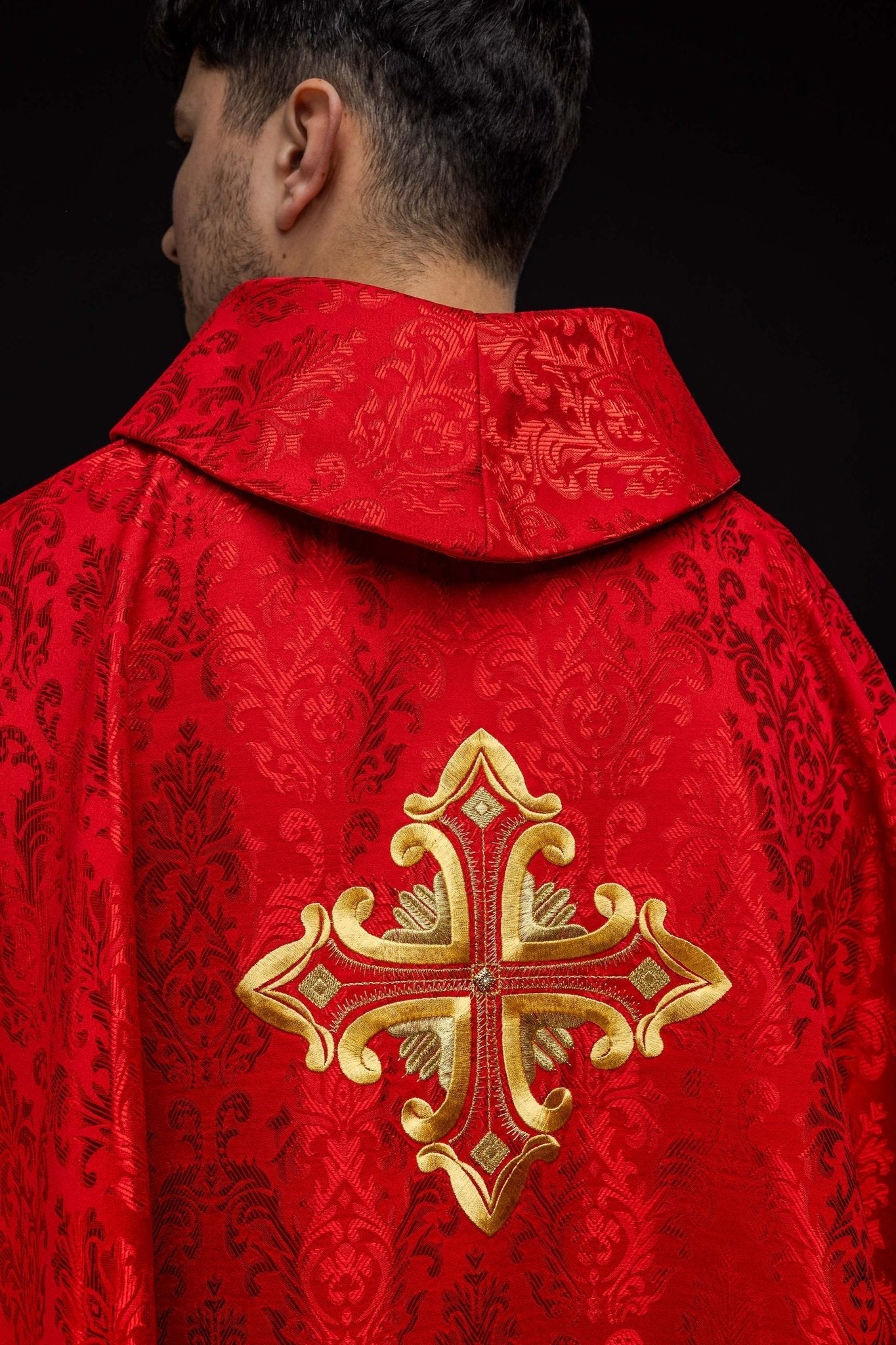 Chasuble rouge avec croix cousue dans un tissu à motifs HIT/197007/02/67 CZERWONY - CHASUBLES.FR