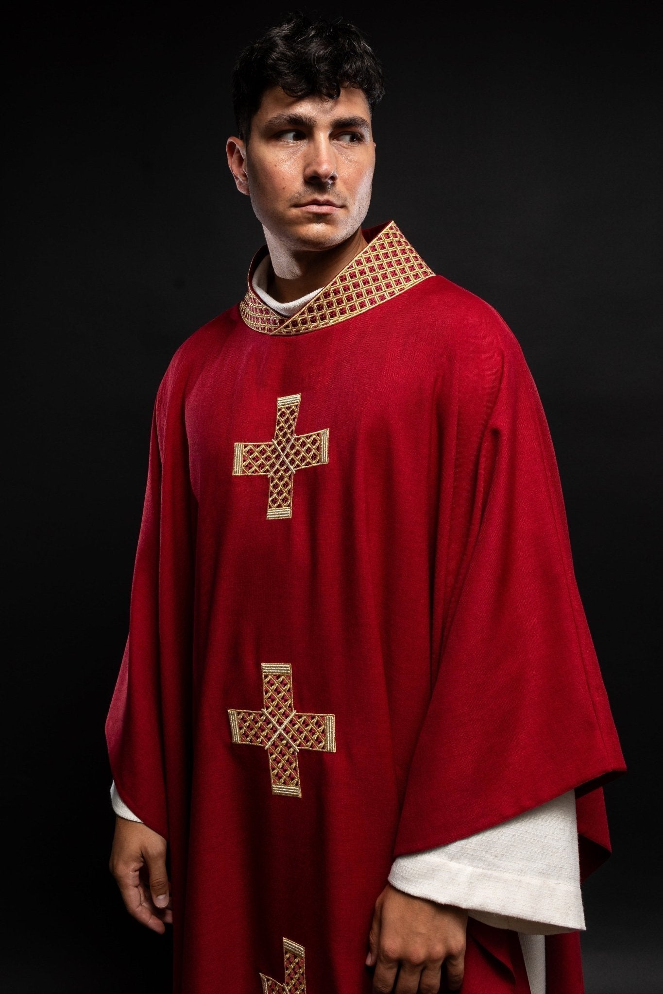 Chasuble rouge avec croix et col brodés S - 7070 - 02 - 70 - CHASUBLES.FR