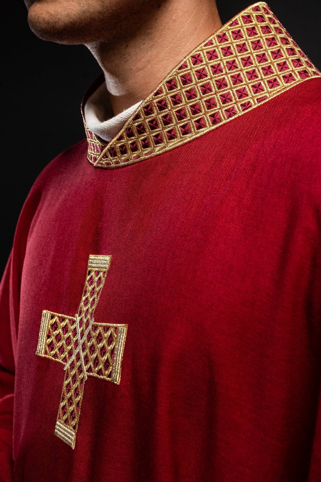 Chasuble rouge avec croix et col brodés S - 7070 - 02 - 70 - CHASUBLES.FR