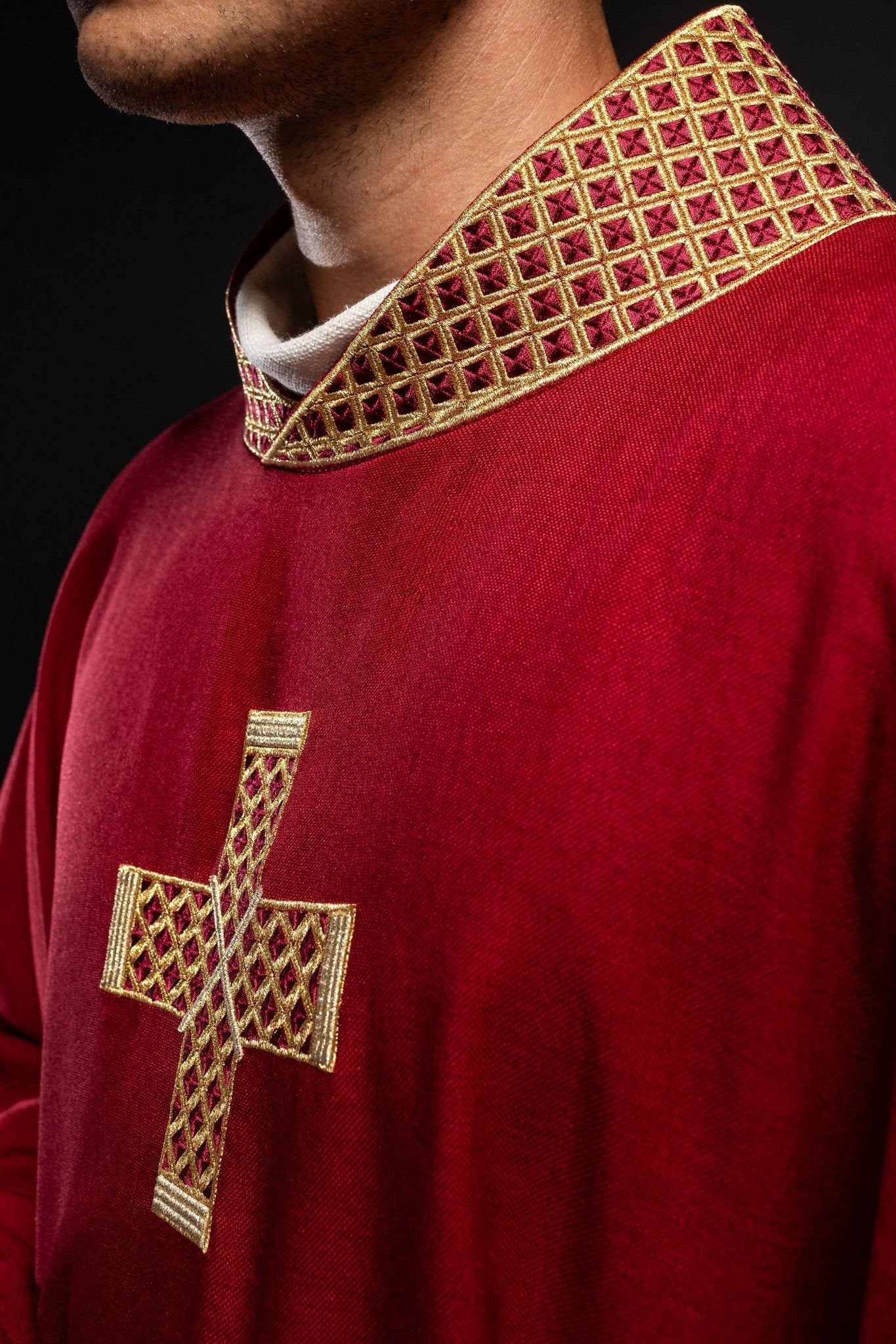 Chasuble rouge avec croix et col brodés S - 7070 - 02 - 70 - CHASUBLES.FR