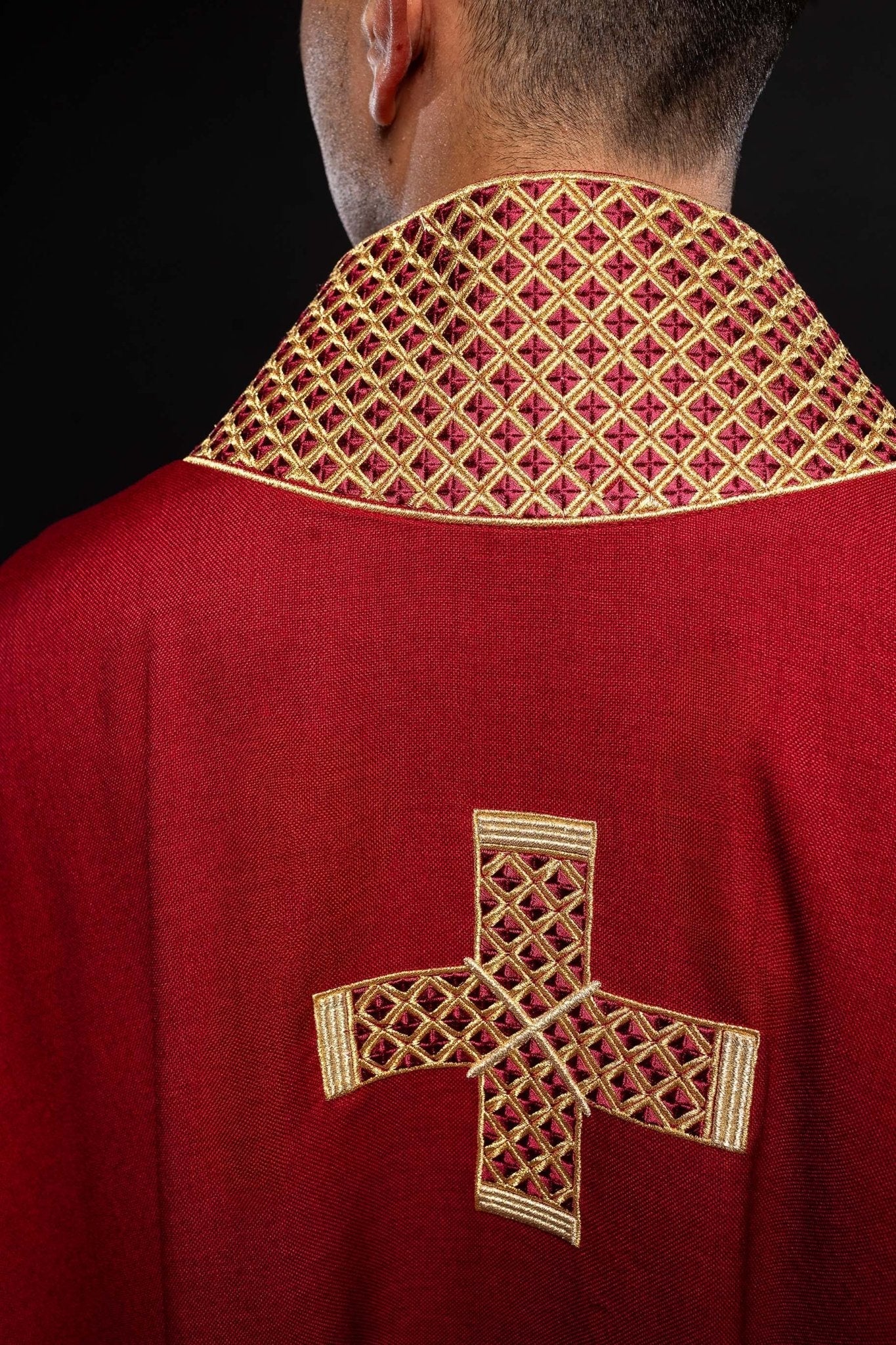 Chasuble rouge avec croix et col brodés S - 7070 - 02 - 70 - CHASUBLES.FR