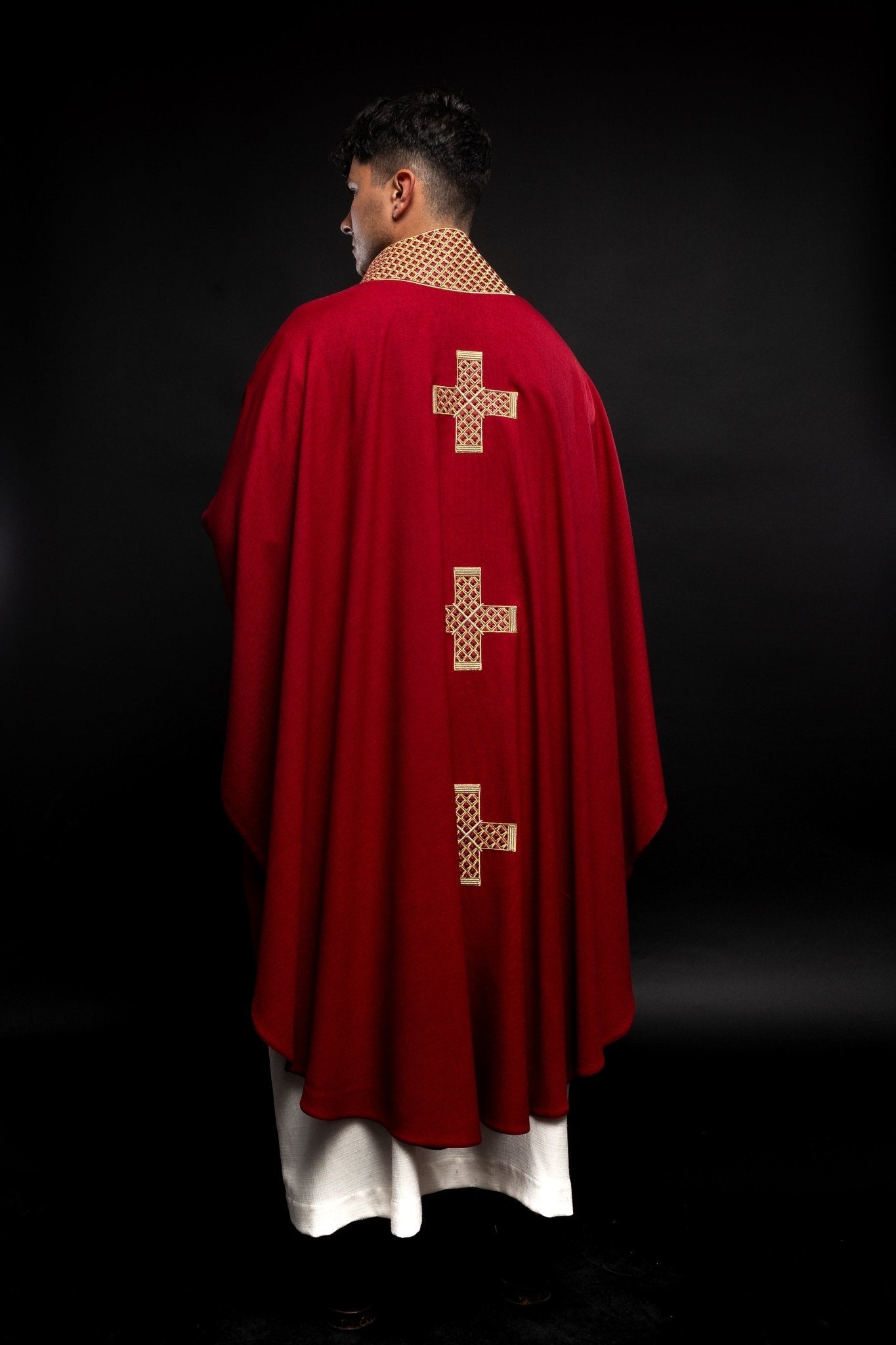 Chasuble rouge avec croix et col brodés S - 7070 - 02 - 70 - CHASUBLES.FR