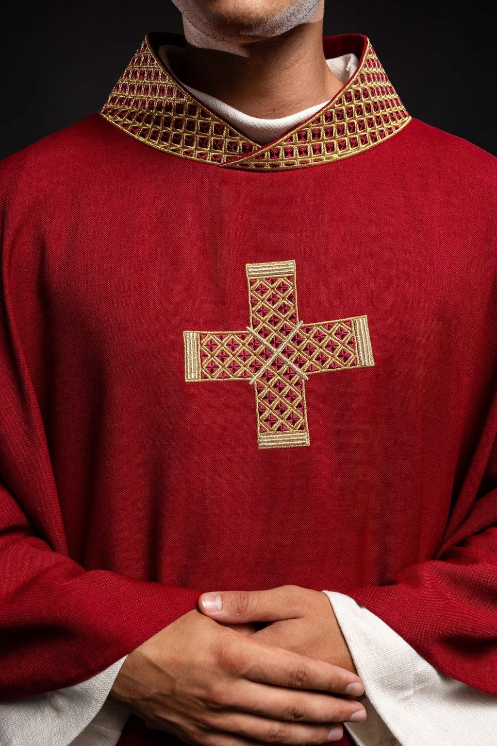 Chasuble rouge avec croix et col brodés S - 7070 - 02 - 70 - CHASUBLES.FR
