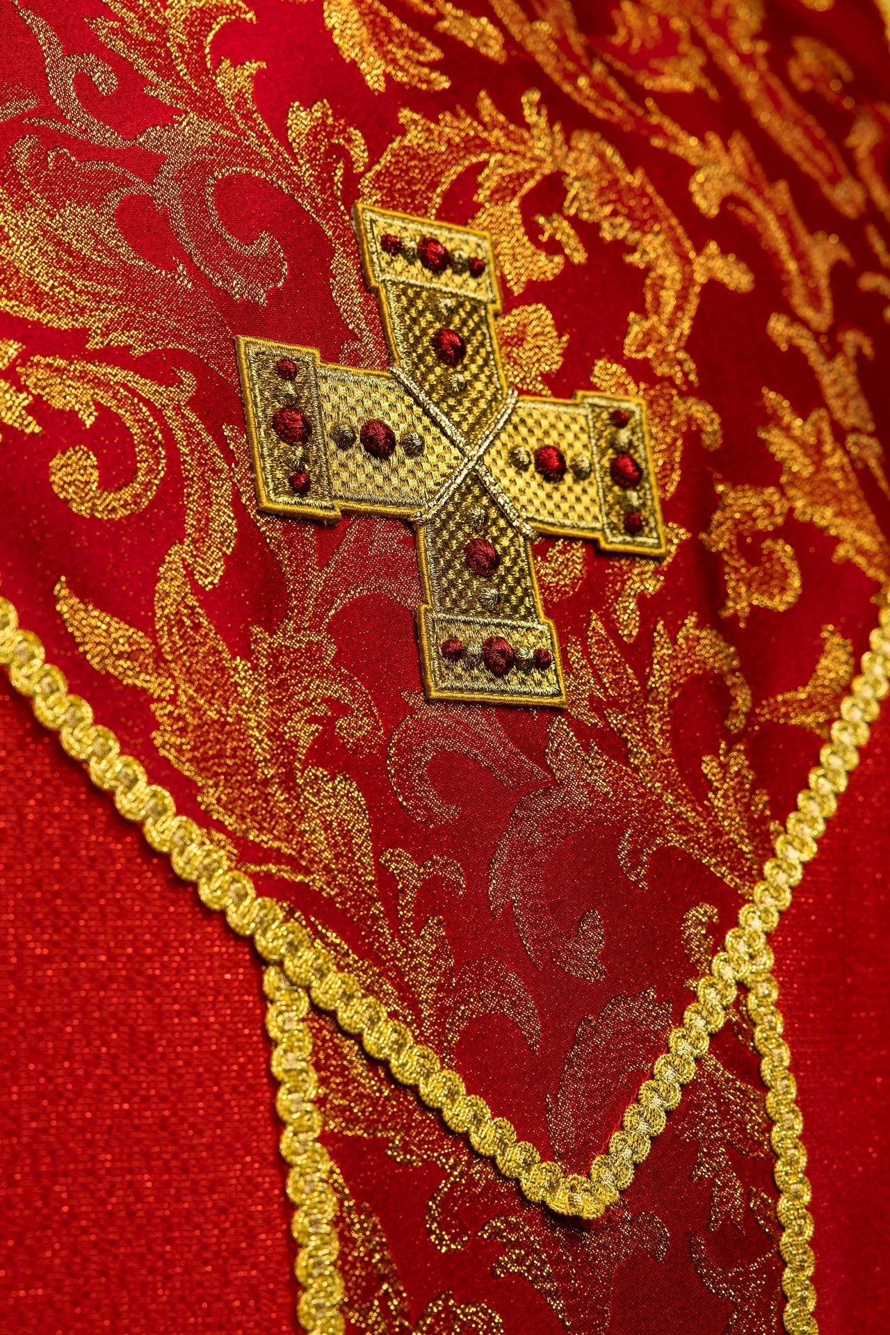 Chasuble rouge avec croix ornée de tissu jacquard LE/7075/02 - CHASUBLES.FR