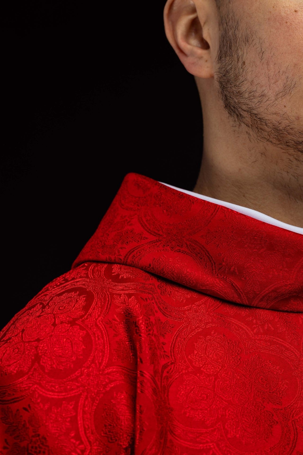 Chasuble rouge avec croix tissu jacquard KOR/403/02/11 - CHASUBLES.FR