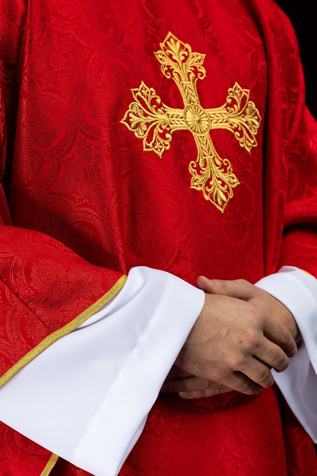 Chasuble rouge avec croix tissu jacquard KOR/403/02/11 - CHASUBLES.FR