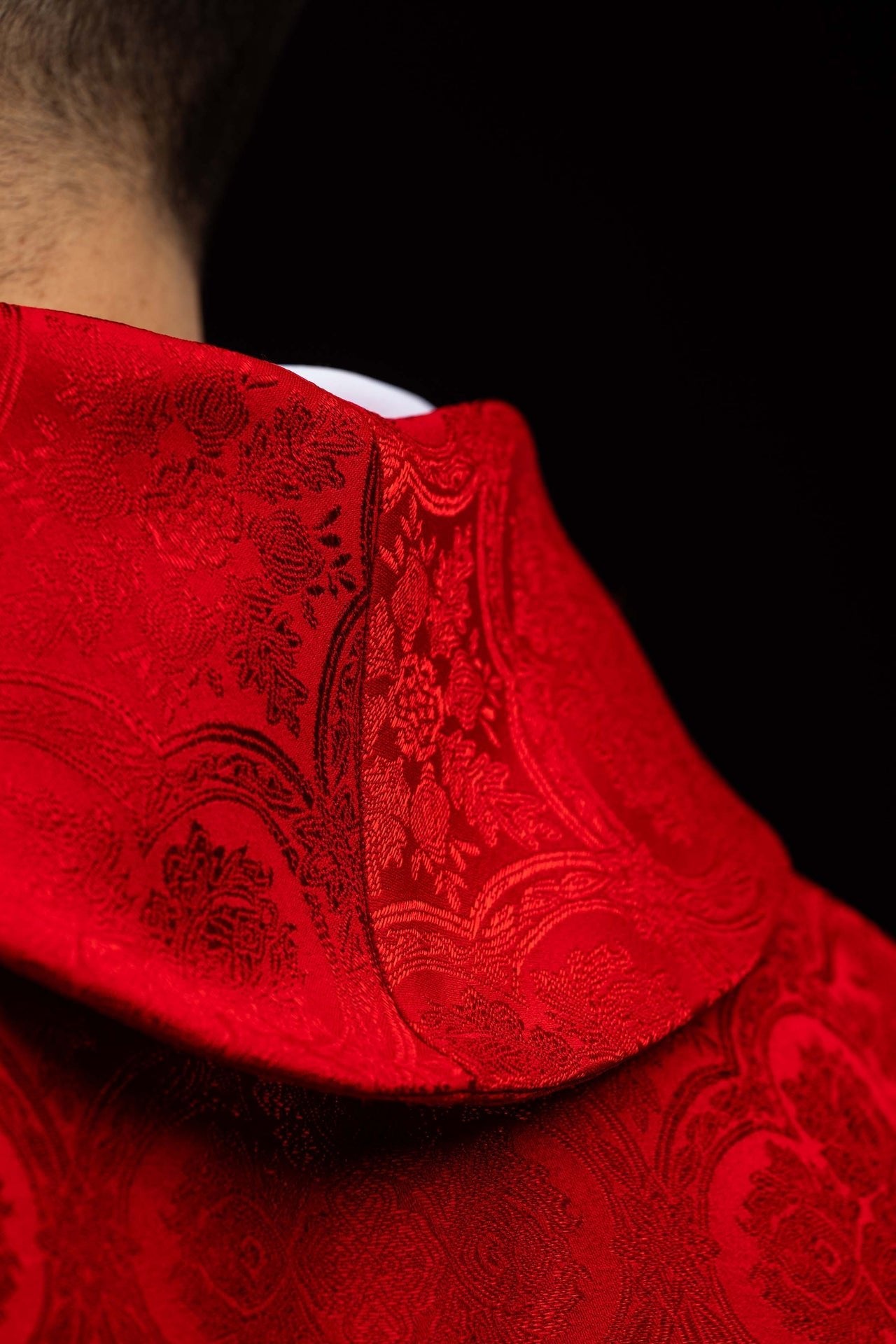 Chasuble rouge avec croix tissu jacquard KOR/403/02/11 - CHASUBLES.FR