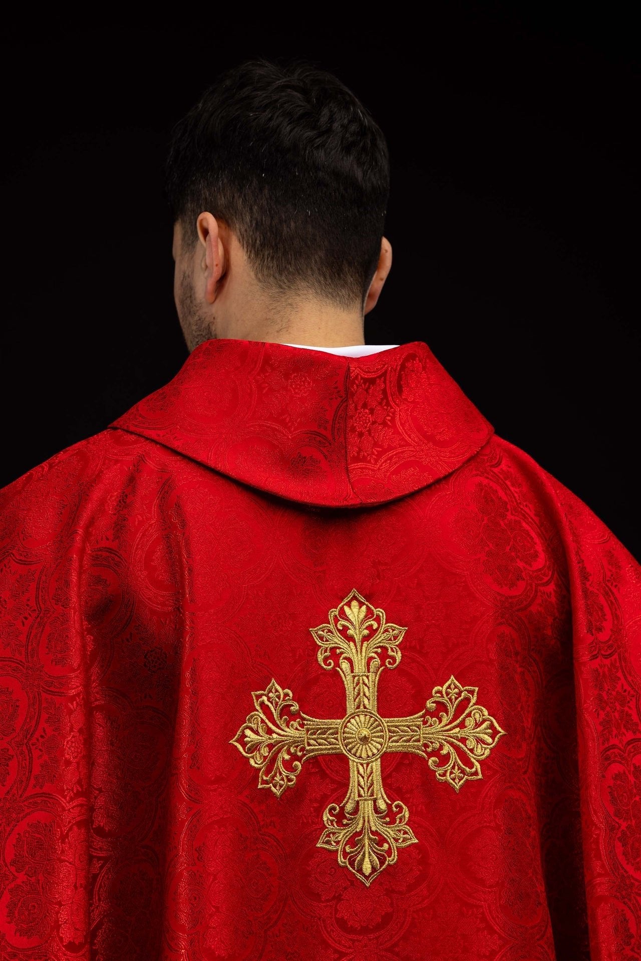 Chasuble rouge avec croix tissu jacquard KOR/403/02/11 - CHASUBLES.FR