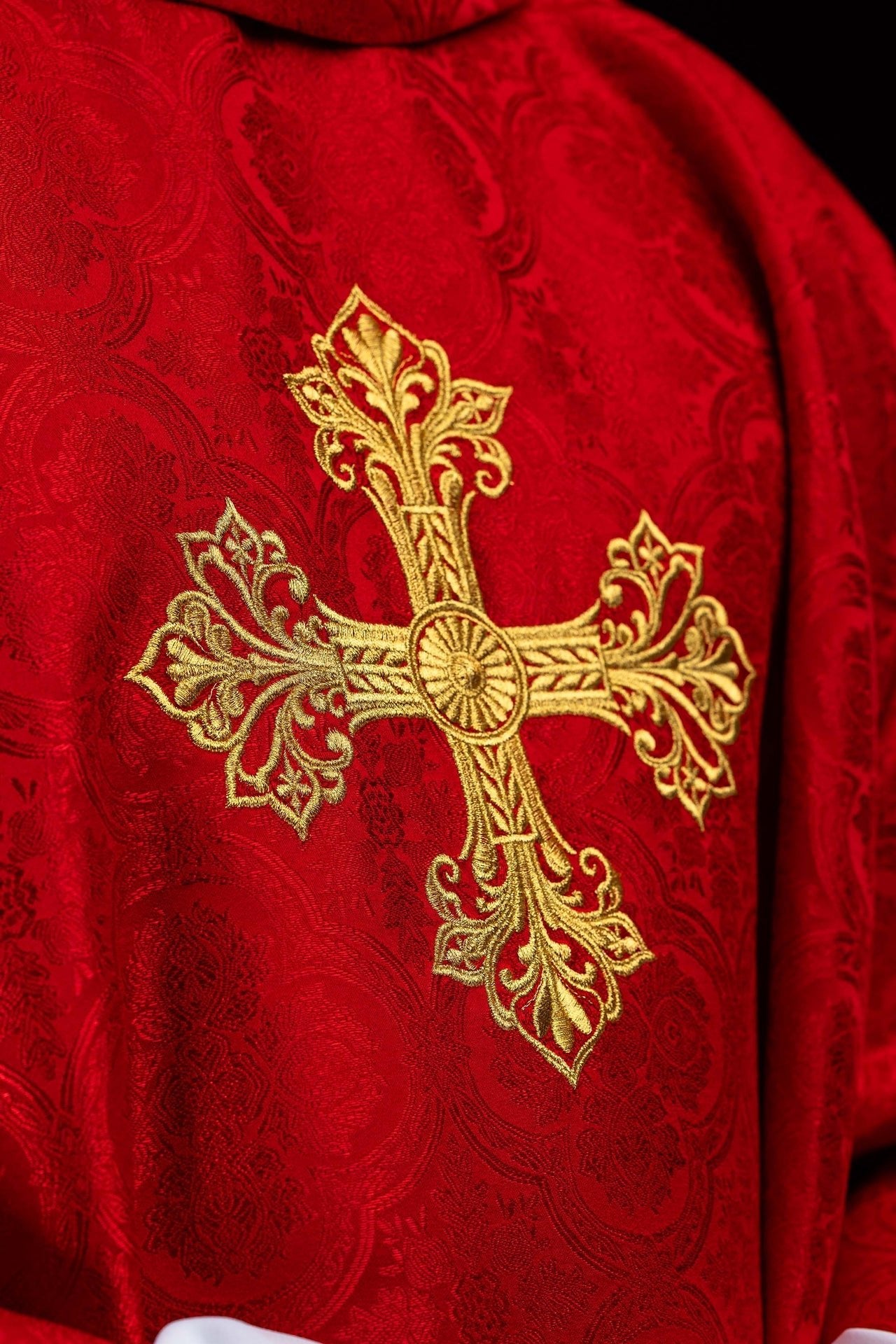 Chasuble rouge avec croix tissu jacquard KOR/403/02/11 - CHASUBLES.FR