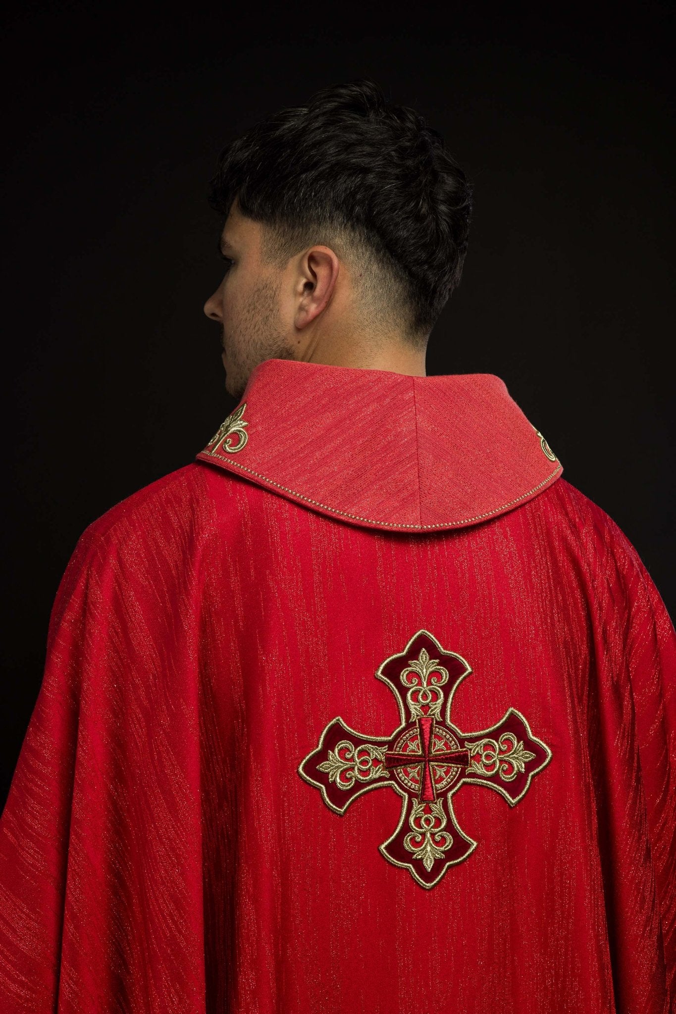 Chasuble rouge avec motif brodé de croix sur tissu ornemental LE/7036/02 - CHASUBLES.FR