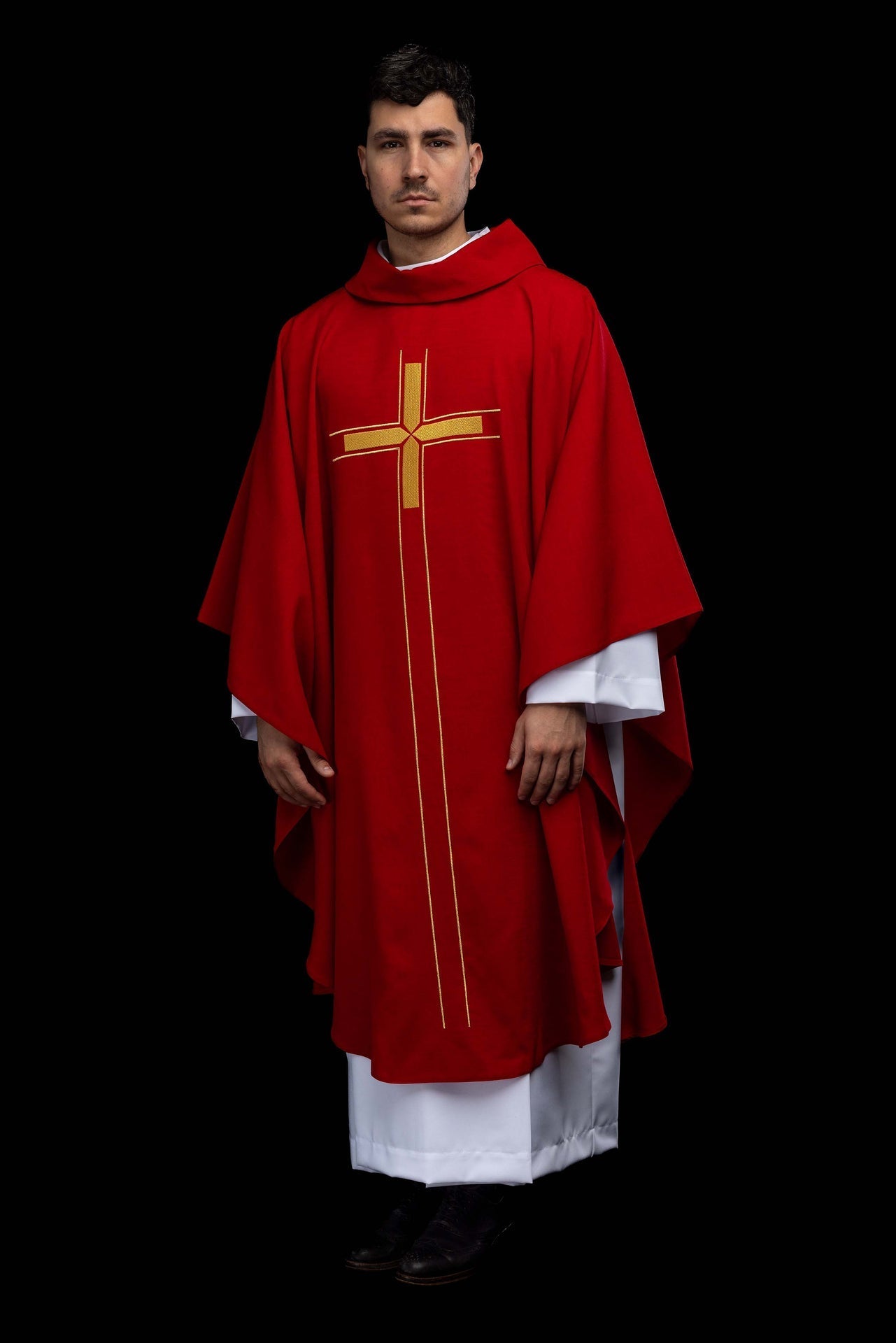 Chasuble rouge avec motif de croix brodé LE/7019/02 - CHASUBLES.FR