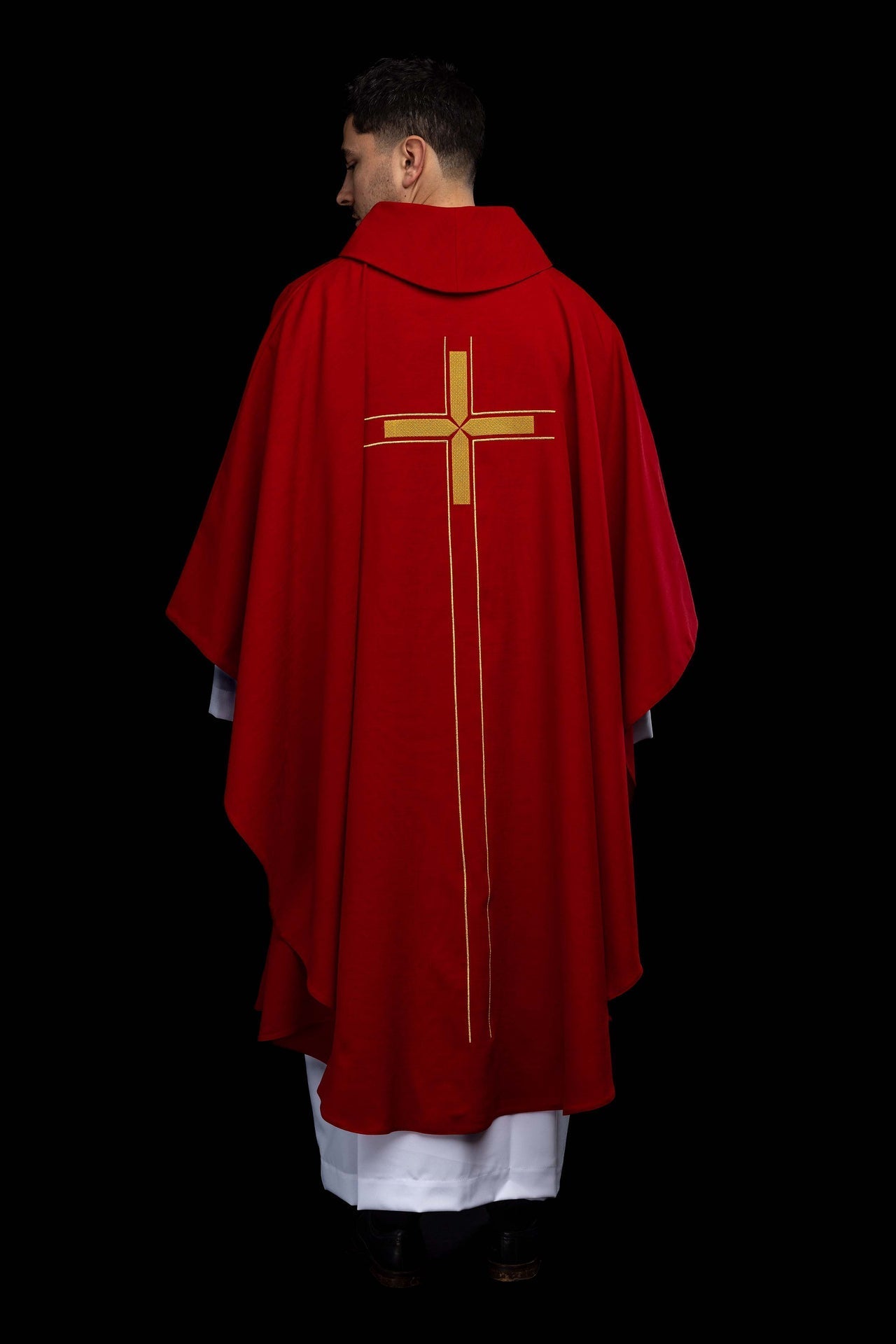 Chasuble rouge avec motif de croix brodé LE/7019/02 - CHASUBLES.FR