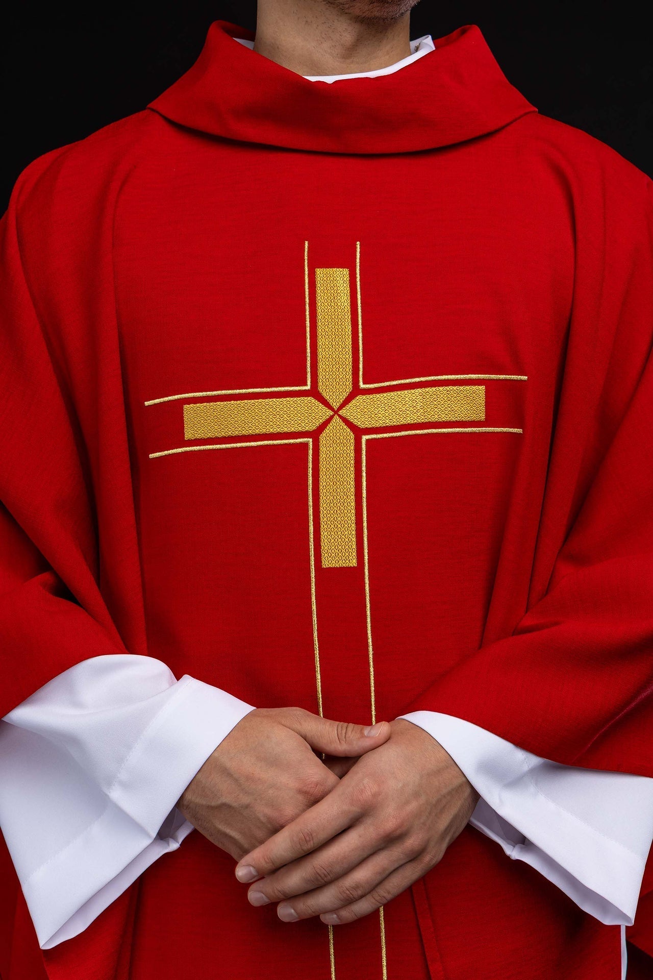 Chasuble rouge avec motif de croix brodé LE/7019/02 - CHASUBLES.FR