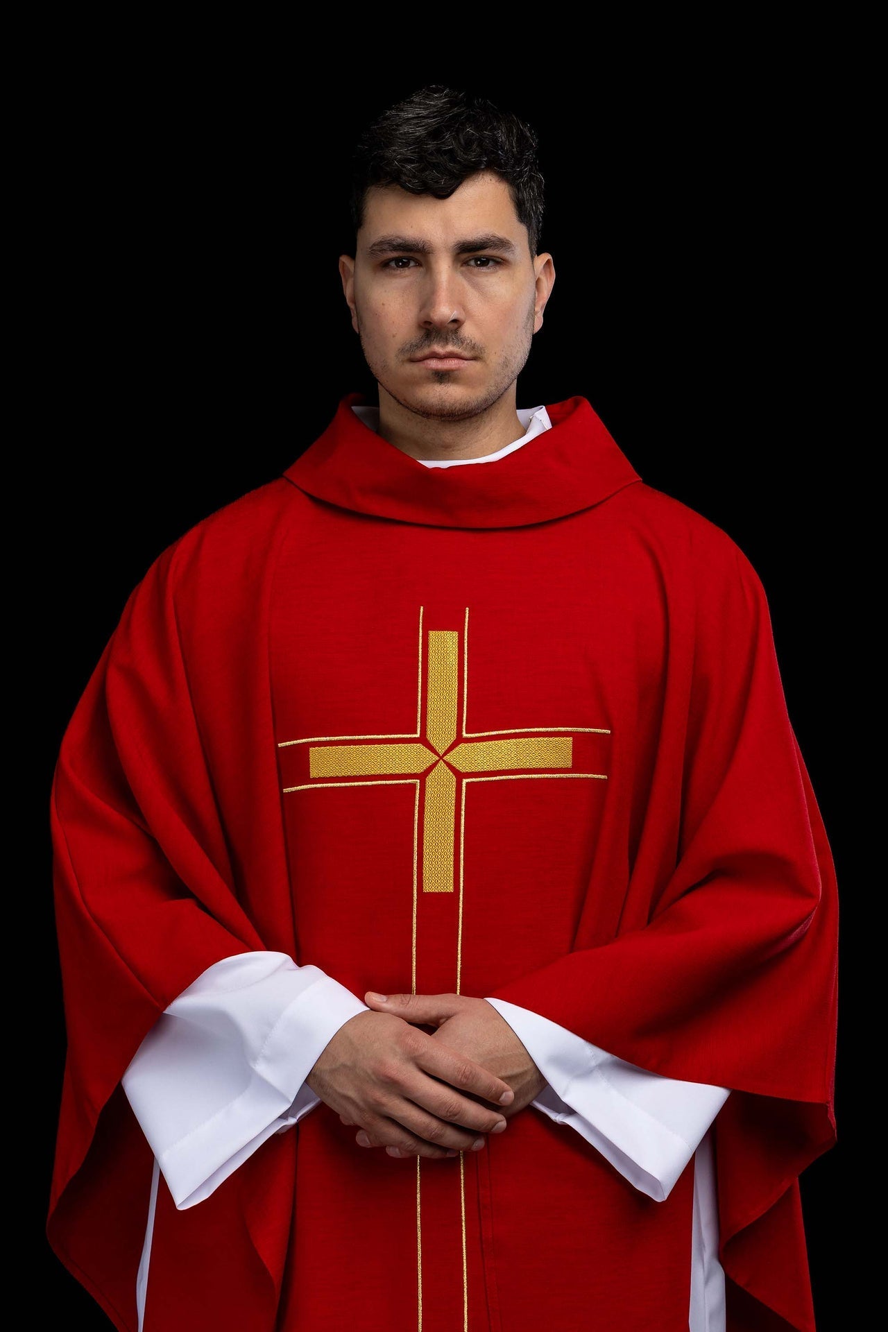Chasuble rouge avec motif de croix brodé LE/7019/02 - CHASUBLES.FR