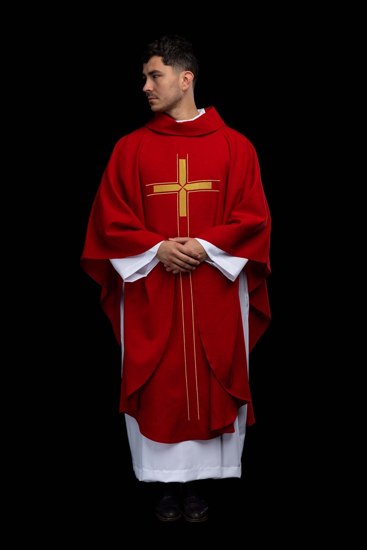 Chasuble rouge avec motif de croix brodé LE/7019/02 - CHASUBLES.FR