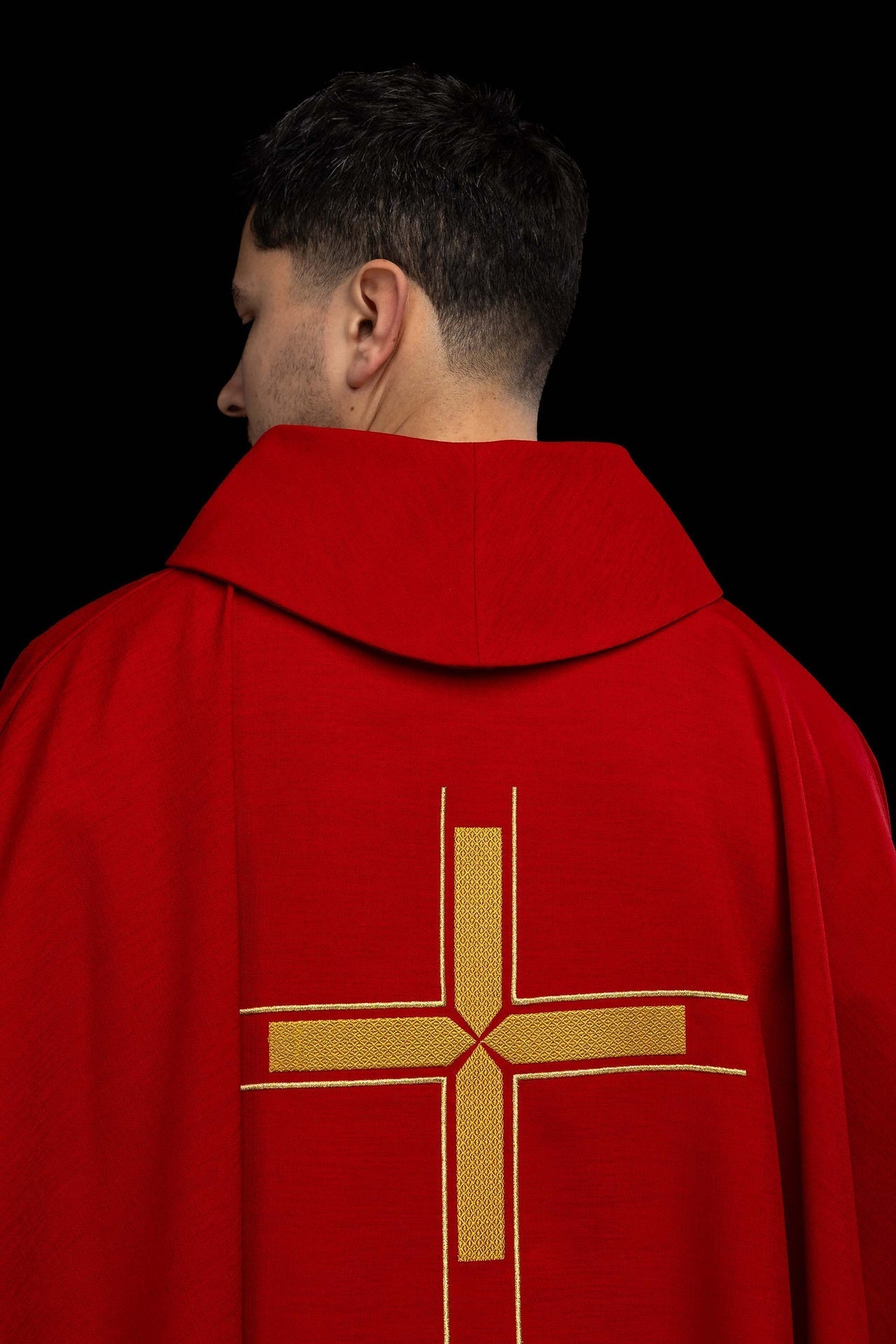 Chasuble rouge avec motif de croix brodé LE/7019/02 - CHASUBLES.FR
