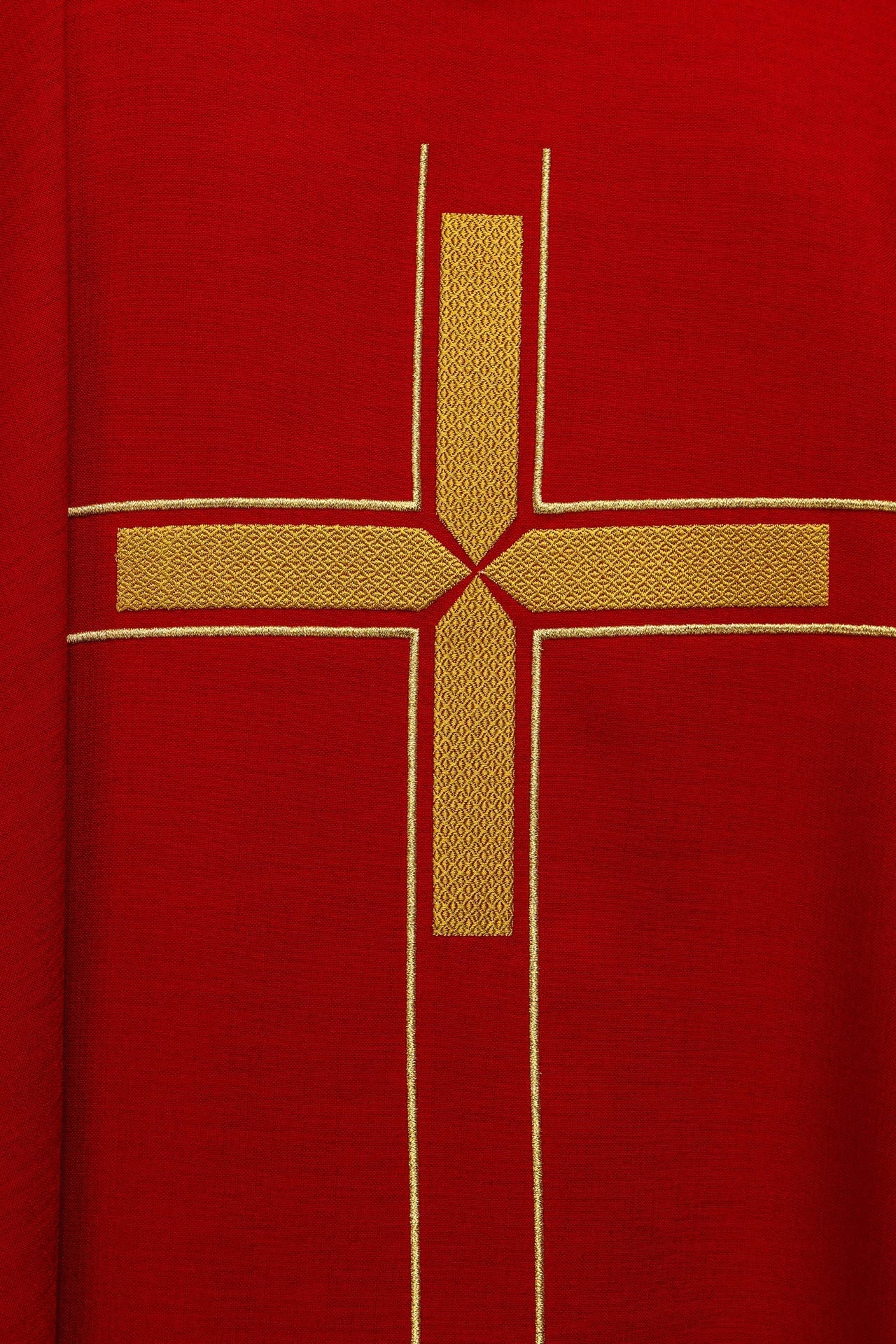 Chasuble rouge avec motif de croix brodé LE/7019/02 - CHASUBLES.FR