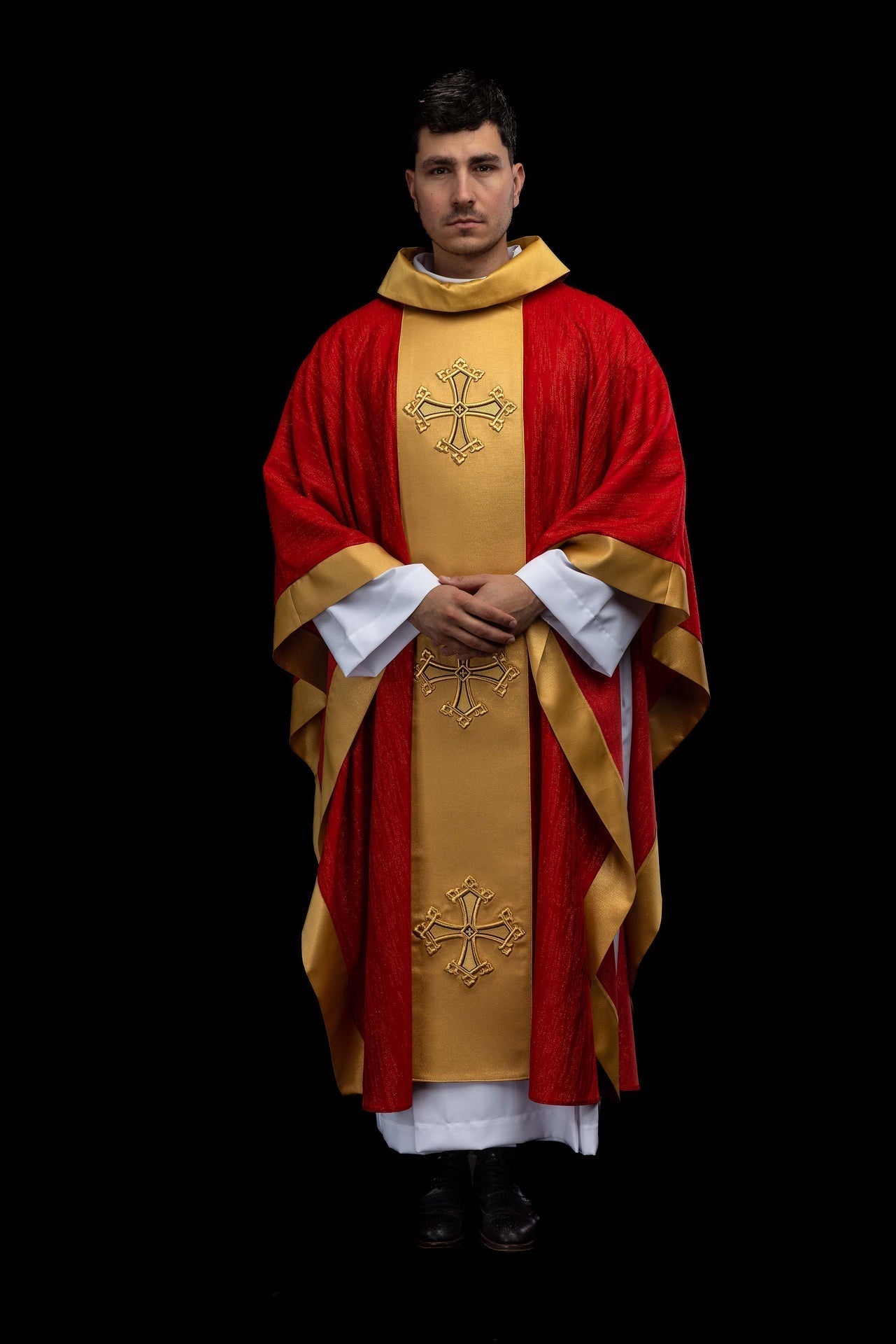Chasuble rouge avec motif de croix brodé et bande en tissu décoratif LE/7034/02 - CHASUBLES.FR