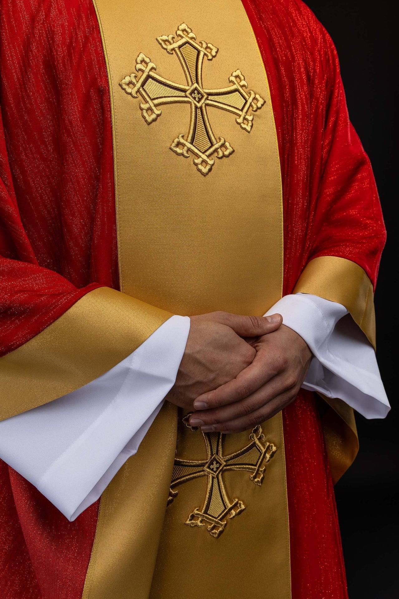 Chasuble rouge avec motif de croix brodé et bande en tissu décoratif LE/7034/02 - CHASUBLES.FR