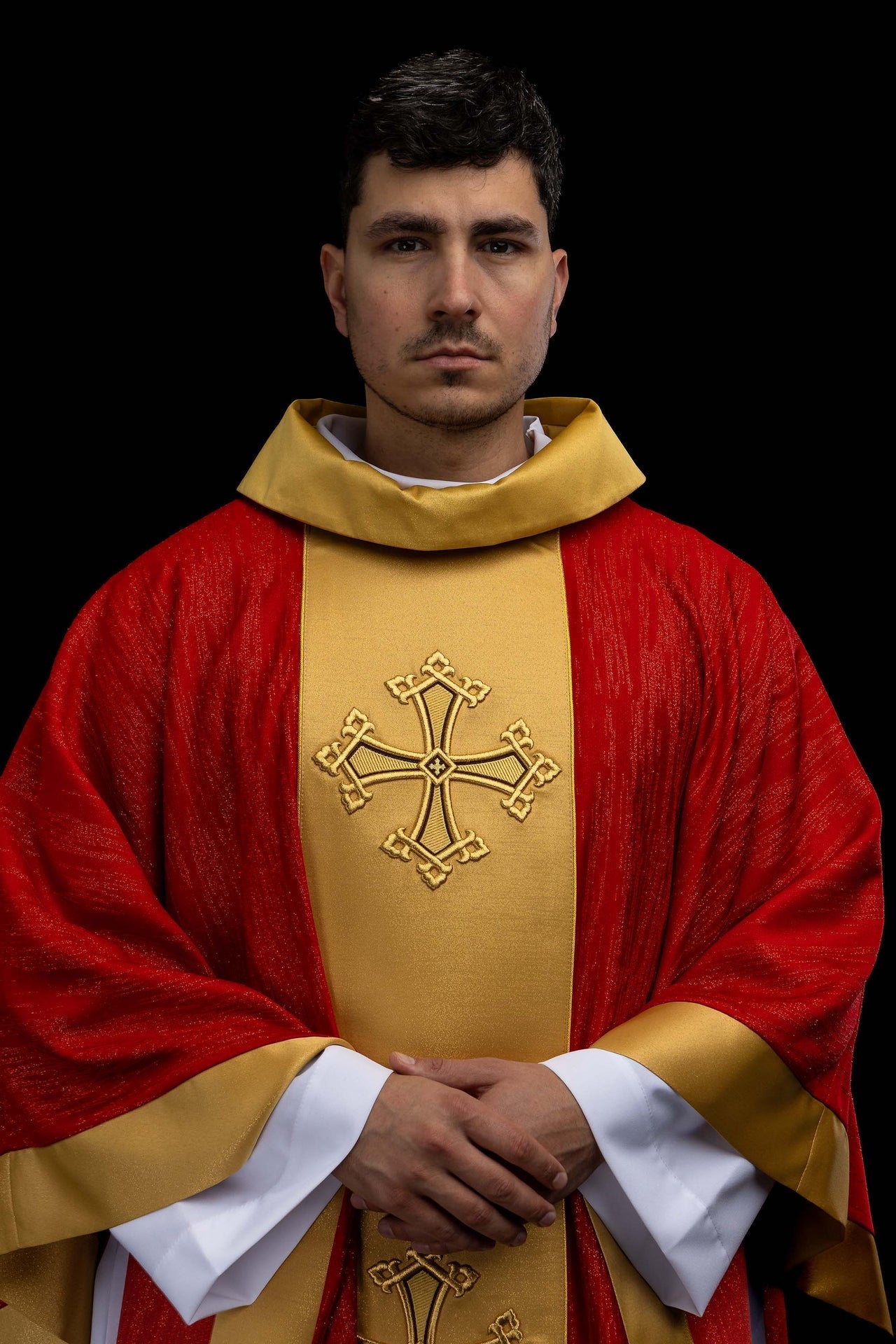Chasuble rouge avec motif de croix brodé et bande en tissu décoratif LE/7034/02 - CHASUBLES.FR