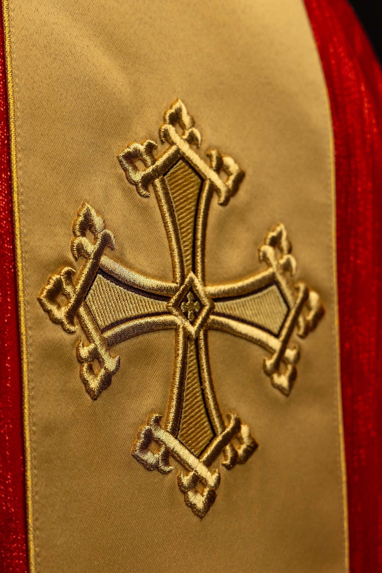 Chasuble rouge avec motif de croix brodé et bande en tissu décoratif LE/7034/02 - CHASUBLES.FR