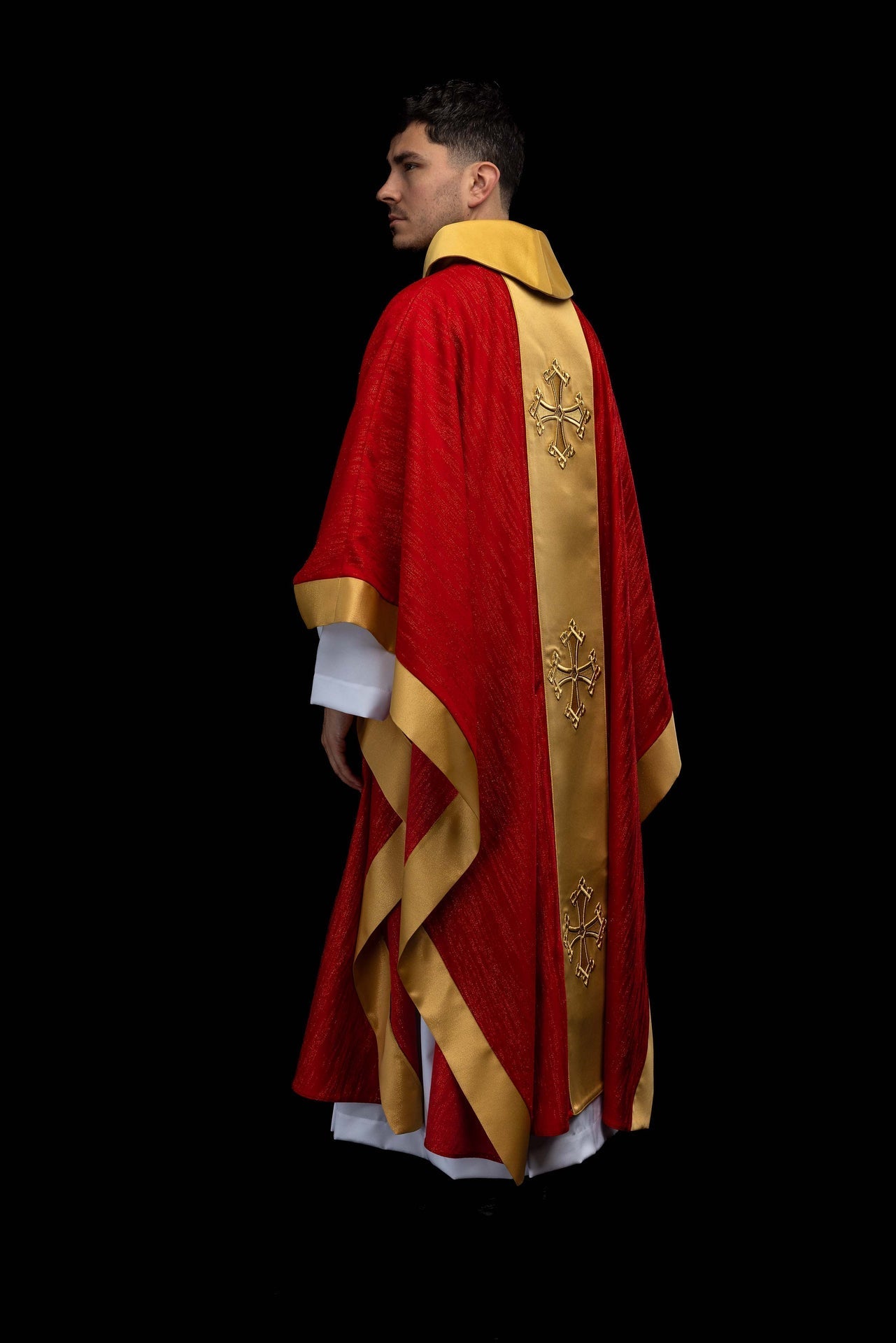 Chasuble rouge avec motif de croix brodé et bande en tissu décoratif LE/7034/02 - CHASUBLES.FR
