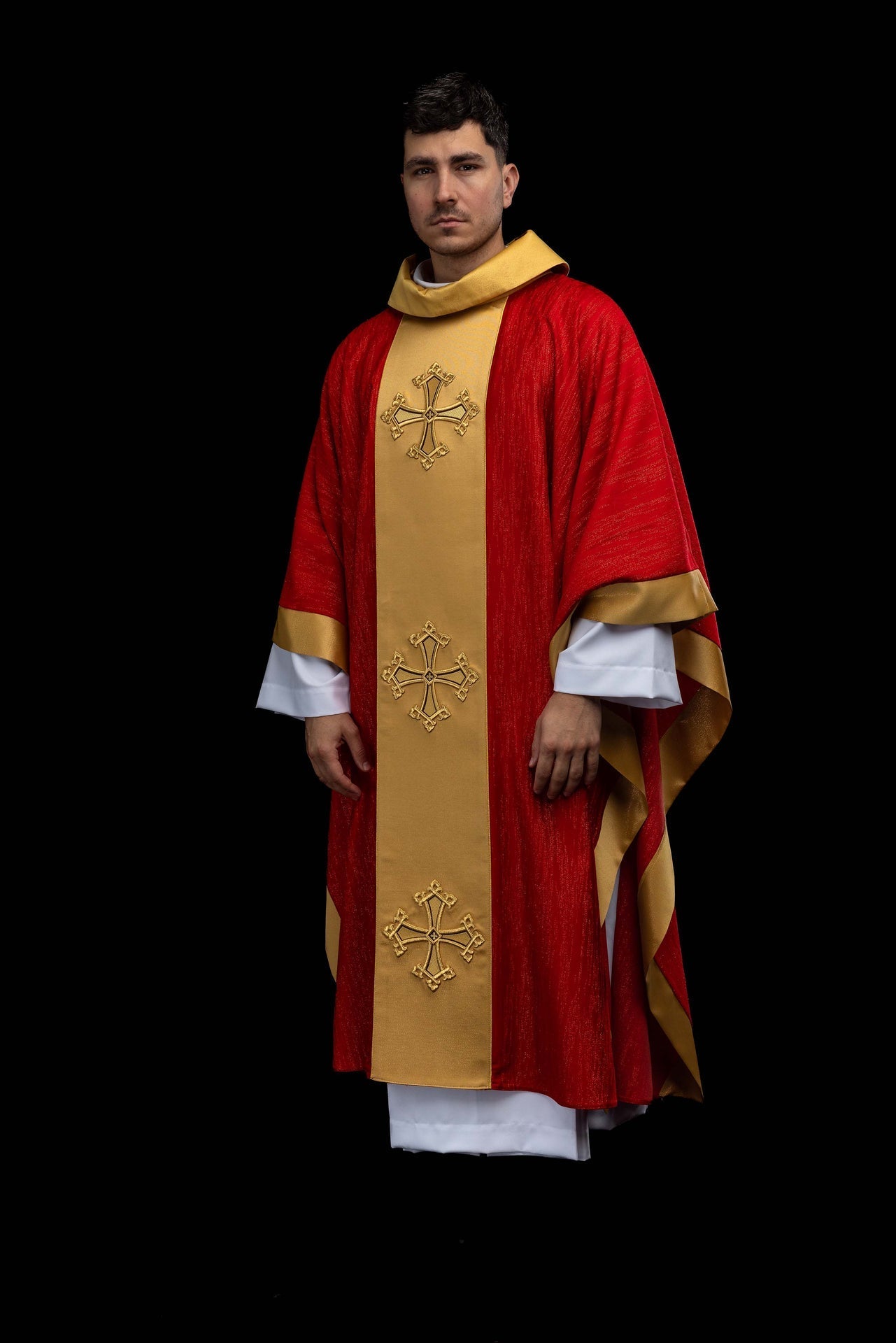 Chasuble rouge avec motif de croix brodé et bande en tissu décoratif LE/7034/02 - CHASUBLES.FR