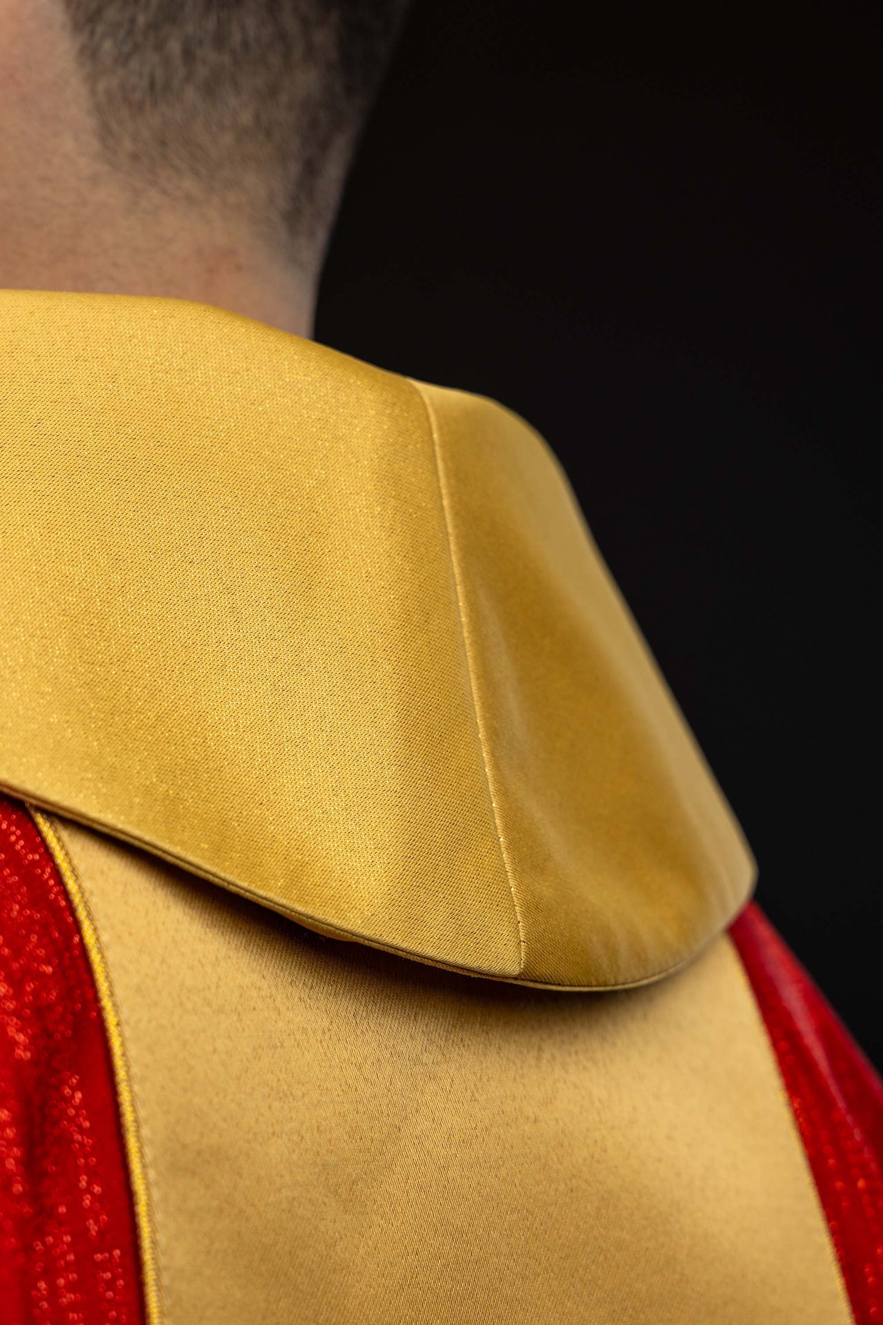 Chasuble rouge avec motif de croix brodé et bande en tissu décoratif LE/7034/02 - CHASUBLES.FR