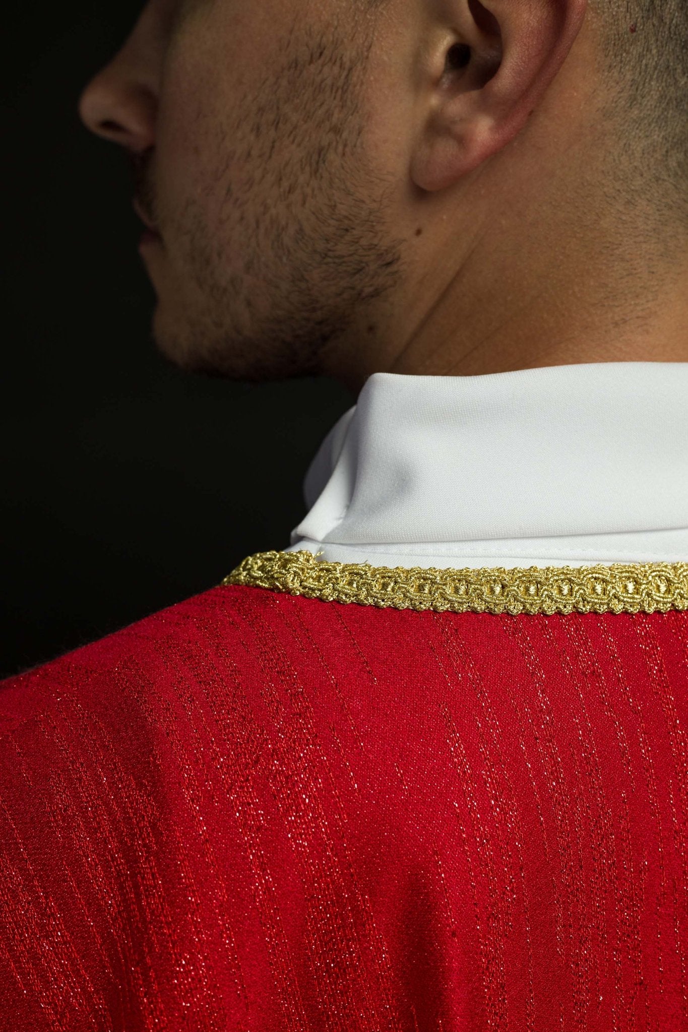 Chasuble rouge avec motif de croix brodé sur tissu décoratif KOA/006/02/99 - CHASUBLES.FR