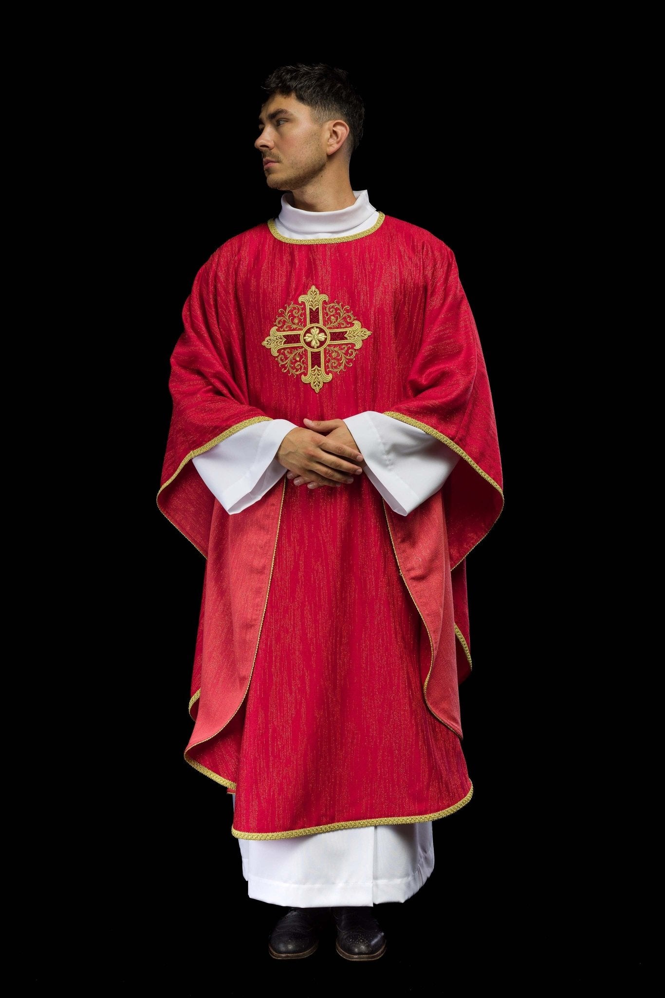 Chasuble rouge avec motif de croix brodé sur tissu décoratif KOA/006/02/99 - CHASUBLES.FR