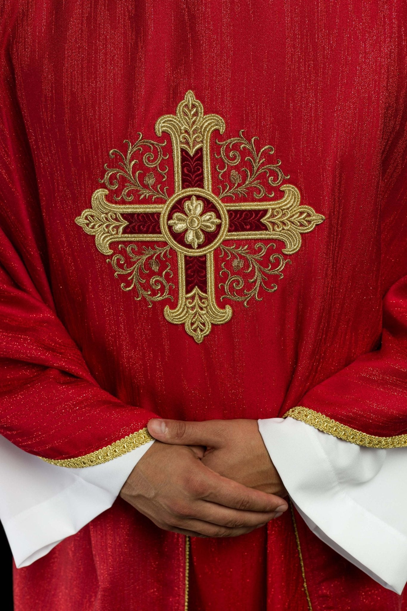 Chasuble rouge avec motif de croix brodé sur tissu décoratif KOA/006/02/99 - CHASUBLES.FR