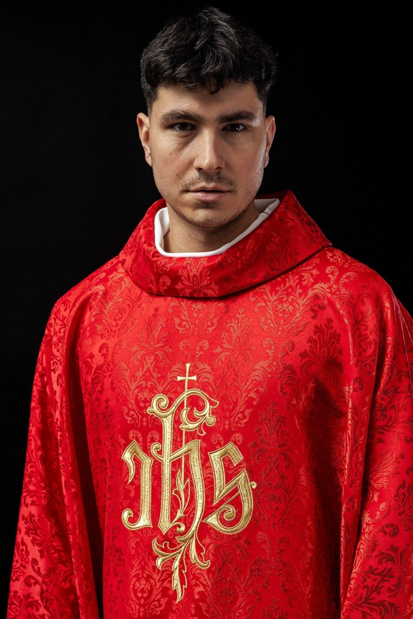 Chasuble rouge avec motif IHS brodé sur tissu décoratif LE/7032/02 - CHASUBLES.FR