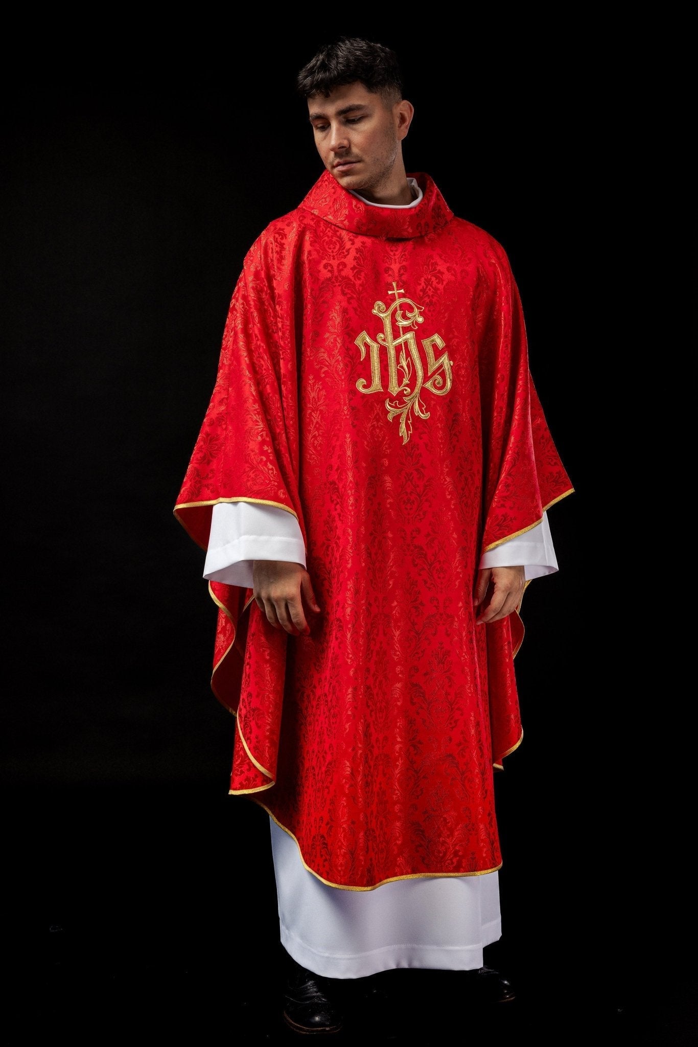 Chasuble rouge avec motif IHS brodé sur tissu décoratif LE/7032/02 - CHASUBLES.FR