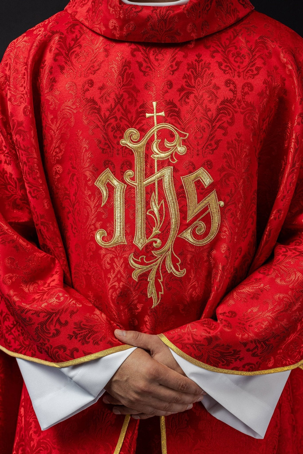Chasuble rouge avec motif IHS brodé sur tissu décoratif LE/7032/02 - CHASUBLES.FR