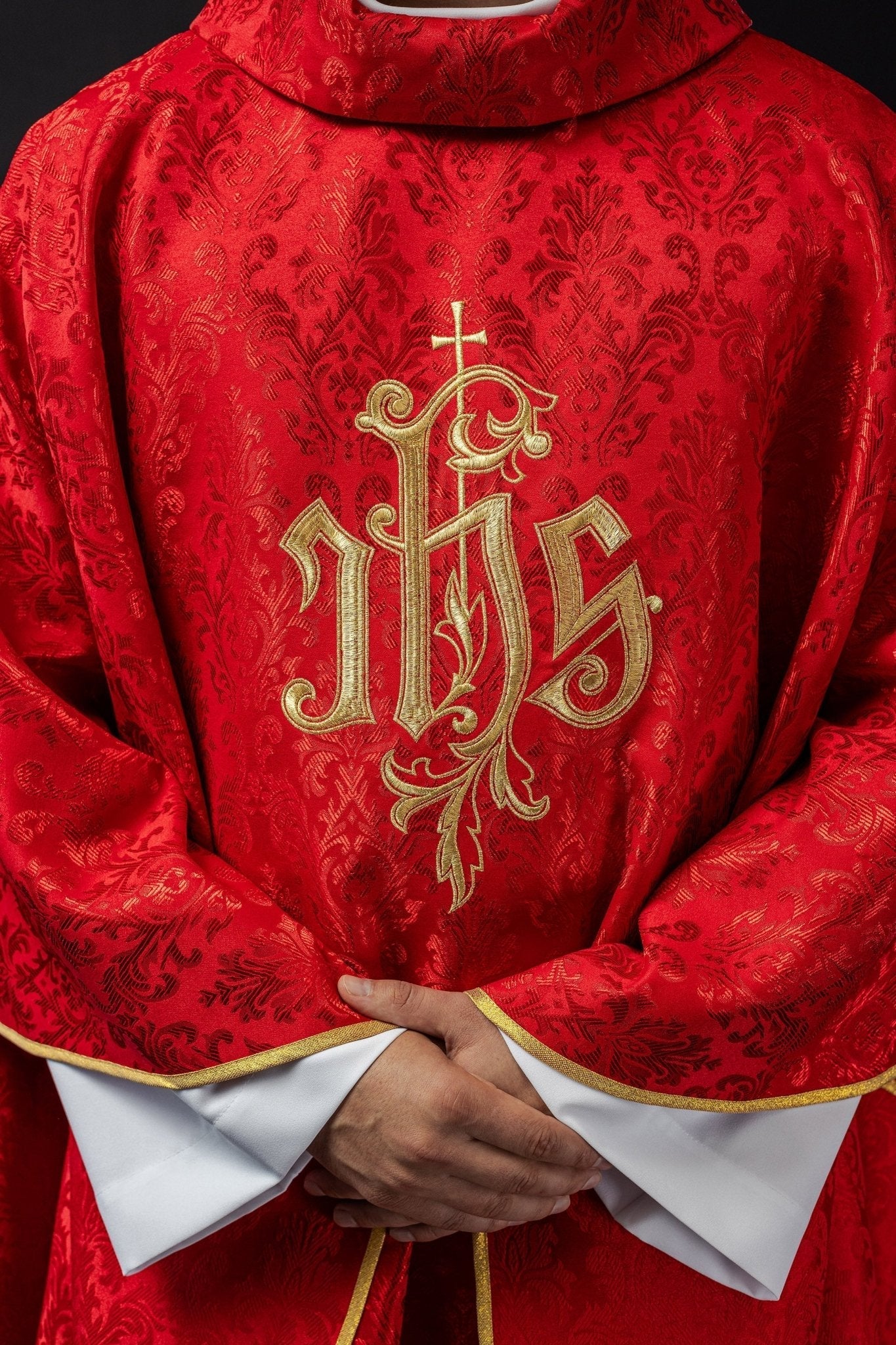 Chasuble rouge avec motif IHS brodé sur tissu décoratif LE/7032/02 - CHASUBLES.FR