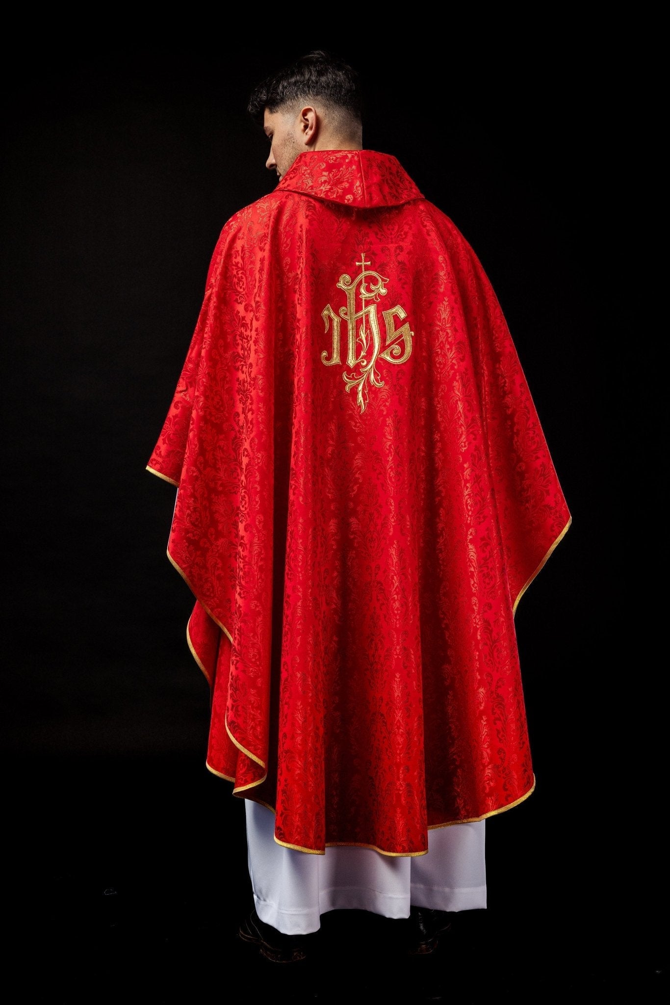 Chasuble rouge avec motif IHS brodé sur tissu décoratif LE/7032/02 - CHASUBLES.FR